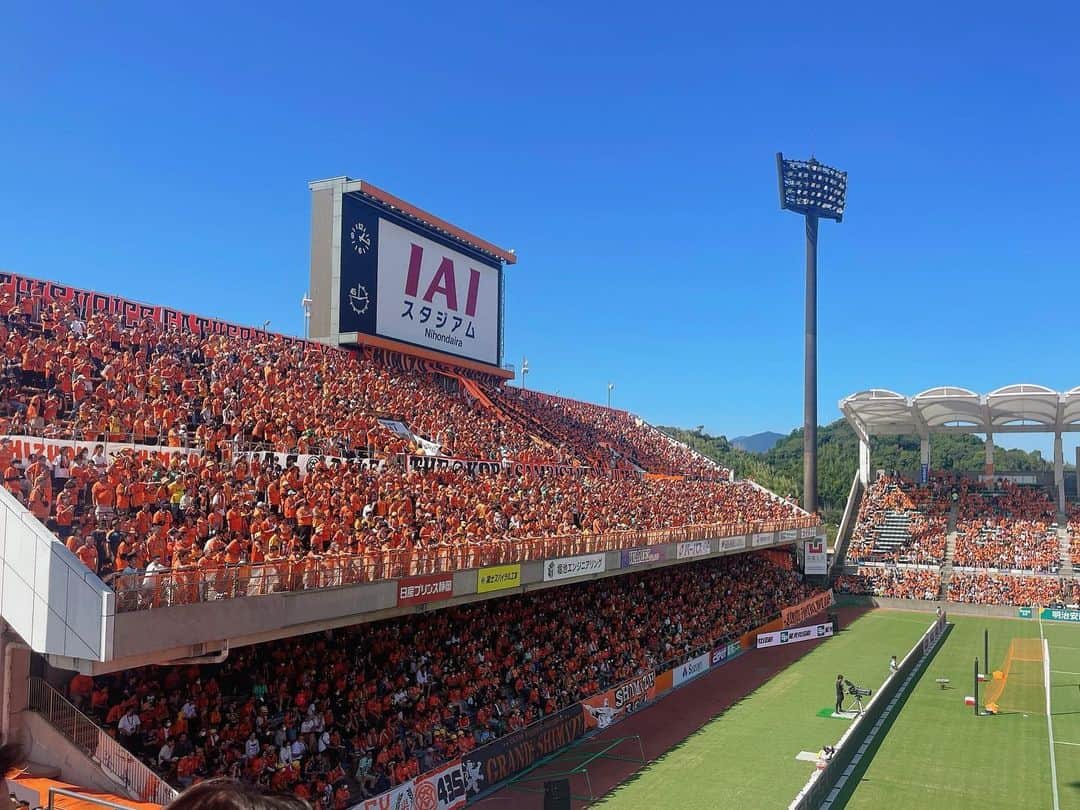 石川あんなさんのインスタグラム写真 - (石川あんなInstagram)「甲府戦！富士山ダービー🗻  ひさしぶりにホームアイスタへ🍊 デイゲーム日帰り出来るからひゃっほ〜なんだけど暑いし日差し眩しかった〜！☀️ やっぱアイスタは最高だね🫶  残念ながら引き分け！ ゴール見たかったな〜！！！ 甲府強かった！悔しい！ でも行けてよかったよ🍊🍊🍊  一面オレンジかっこよかった！勝ちたい！ #spulse #清水エスパルス #静岡 #Jリーグ #J2」9月24日 18時24分 - anna_iskw