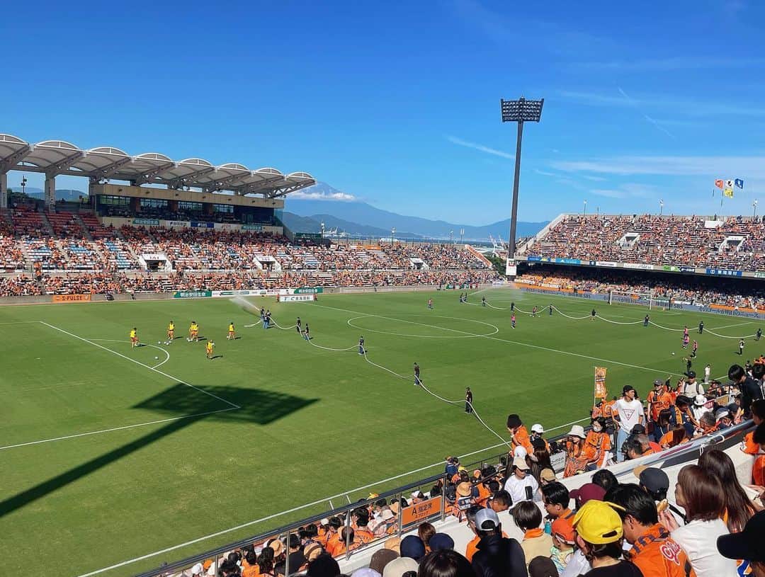 石川あんなさんのインスタグラム写真 - (石川あんなInstagram)「甲府戦！富士山ダービー🗻  ひさしぶりにホームアイスタへ🍊 デイゲーム日帰り出来るからひゃっほ〜なんだけど暑いし日差し眩しかった〜！☀️ やっぱアイスタは最高だね🫶  残念ながら引き分け！ ゴール見たかったな〜！！！ 甲府強かった！悔しい！ でも行けてよかったよ🍊🍊🍊  一面オレンジかっこよかった！勝ちたい！ #spulse #清水エスパルス #静岡 #Jリーグ #J2」9月24日 18時24分 - anna_iskw
