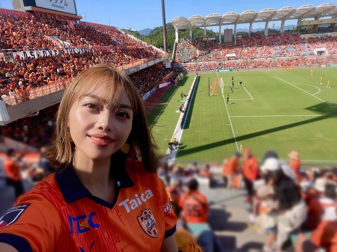 石川あんなのインスタグラム：「甲府戦！富士山ダービー🗻  ひさしぶりにホームアイスタへ🍊 デイゲーム日帰り出来るからひゃっほ〜なんだけど暑いし日差し眩しかった〜！☀️ やっぱアイスタは最高だね🫶  残念ながら引き分け！ ゴール見たかったな〜！！！ 甲府強かった！悔しい！ でも行けてよかったよ🍊🍊🍊  一面オレンジかっこよかった！勝ちたい！ #spulse #清水エスパルス #静岡 #Jリーグ #J2」