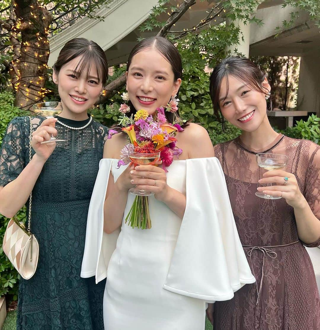 島村みやこのインスタグラム：「👑 大好きな大好きな @mei_0406  結婚おめでとう👰✨ めいちゃんとはモデルというお仕事をスタートした事務所が一緒で、入ったタイミングも一緒の同期♡  めいちゃんはいつもみんなの一歩前にいて、 同期であり、憧れであり、目標でもありました。  スピーチで、 こんなに可愛くて気さくで面白いめいちゃんにも、 自信が持てないとこぼす日があったと聞いた時、 自信が持てずに泣いていたのは私だけじゃなかったんだと思うと涙が溢れました。  きっとみんなが同じ気持ちで毎日戦ってたんだろうなと思います。  ライバルなんて言葉がなくても切磋琢磨できる。 共に戦う戦士みたいな存在👭  そんなめいちゃんの世界一幸せそうな笑顔が見れてとっても幸せな時間でした。  これからも1人の女性として母として私の憧れの人としてそばに居てください👼  結婚おめでとうめいちゃん💐  @mei_0406 👰‍♀️」