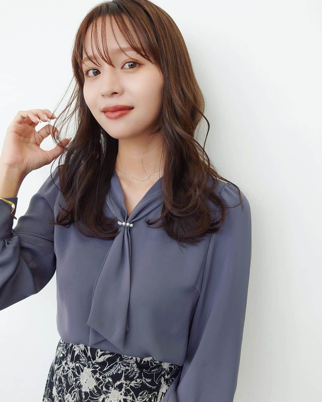 のインスタグラム：「38㍉毛先ワンカール お好みでリバース巻きをミックス 華やかな印象になり、スタイリングが楽しくなるように。  @morisaki0404   #レイヤーカット #前髪カット #顔周りカット  #シースルーバング #前髪あり  #秋カラー #ブラウン #ミディアムヘア  #セミロング」