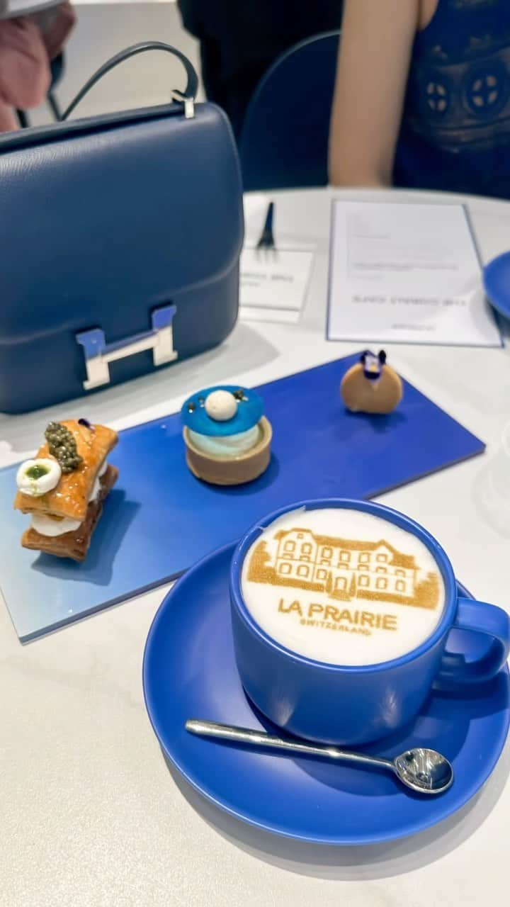 Ruby Kwanのインスタグラム：「Desserts @joannayuenhk 💙 Coffee at #TheCobaltCafe 💙 #LuxeCream @laprairie   #skincaviar #thecobalthouse #laprairie」