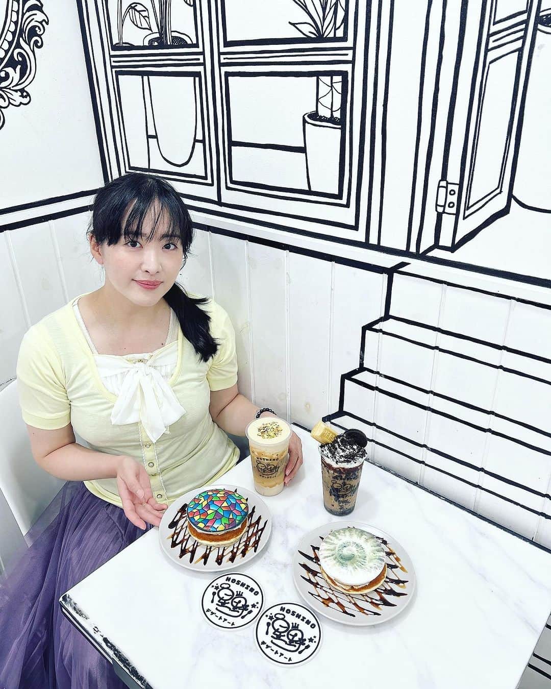 KagitaYukikoさんのインスタグラム写真 - (KagitaYukikoInstagram)「🥞✨ フォトアートができる パンケーキ屋さん 星野デザートさんへ♡♡  わたしは、 ステンドグラスが 大好きなので ✨ステンドグラスアート✨  めっちゃ綺麗✨✨  こんなにくっきり 色も出るんや〜と 感動(๑>◡<๑)♡♡  化石好きな じゅみさんのも 個性的でめっちゃ 素敵やんッ(o^^o)💕  可愛いわ〜♡♡  SNSで大人気のフォトアート パンケーキアートに 新ドリンクを堪能♪♪  ⭐️ピーナッツバターカフェラテ ⭐️OREOカフェラテ  パンケーキは 冷めてきても やわらかくて 美味しいの♡♡  ドリンクは 最初に混ぜずに飲むと ほろ苦い感じが楽しめて♪♪  しっかり混ぜて飲むと 甘さも加わり 味変も楽しめて いい感じ☕️❤︎  🉐✨ お得サービスも♪♪ こちらの投稿(アカウント名)を見たと 言っていただければご来店時に 100円引きのサービスが✨✨  @hoshino.dessert   スマホでさくっと 画像データ送るだけやし 記念日とか サプライズにも もってこいやな〜と💕 おすすめですp(^_^)q  #PR #星野デザートアート  #大阪カフェ#梅田カフェ #カフェ #ラテアート #プリント #プリントアート#Cafe #インスタ映え #オタ活#推しがいる生活 #カフェ好きな人と繋がりたい #カフェスタグラム#ジャニオタさんと繋がりたい #推ししか勝たん #おしゃれさんと繋がりたい #推し事 #推し活カフェ #オタ垢 #パンケーキ #大阪スイーツ #オタク #韓国好きな人と繋がりたい #2Dカフェ #OREO」9月24日 18時32分 - mermaid.yukinko