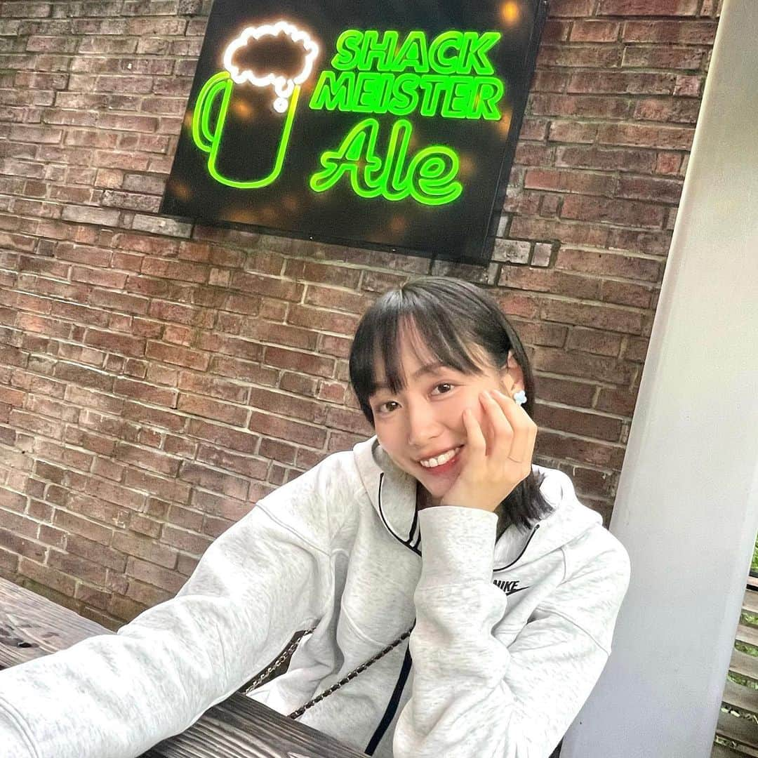 寺田真珠のインスタグラム：「今日も一日がんばったね🍔🤎  きのうはね、  はじめてのシェイクシャックいったの  意外と初めてだった  美味しすぎて大好きな友達とも沢山語って幸せでしたとさ  隣のいちょう並木はまだ緑だったから 来月また行きたいなぁ🍁  ねえねえみて全部同じポーズ  topsは買ったばっかのNike  #ootd #ootdfashion #nike #niketokyo #tops #ナイキ #ナイキコーデ #海外ファッション #秋服 #秋服コーデ #秋 #秋コーデ #パーカー #パーカーコーデ #スポーティーコーデ #スポーティー女子 #shakeshack #ハンバーガー #外苑前 #外苑前グルメ #お洒落グルメ #お洒落カフェ」