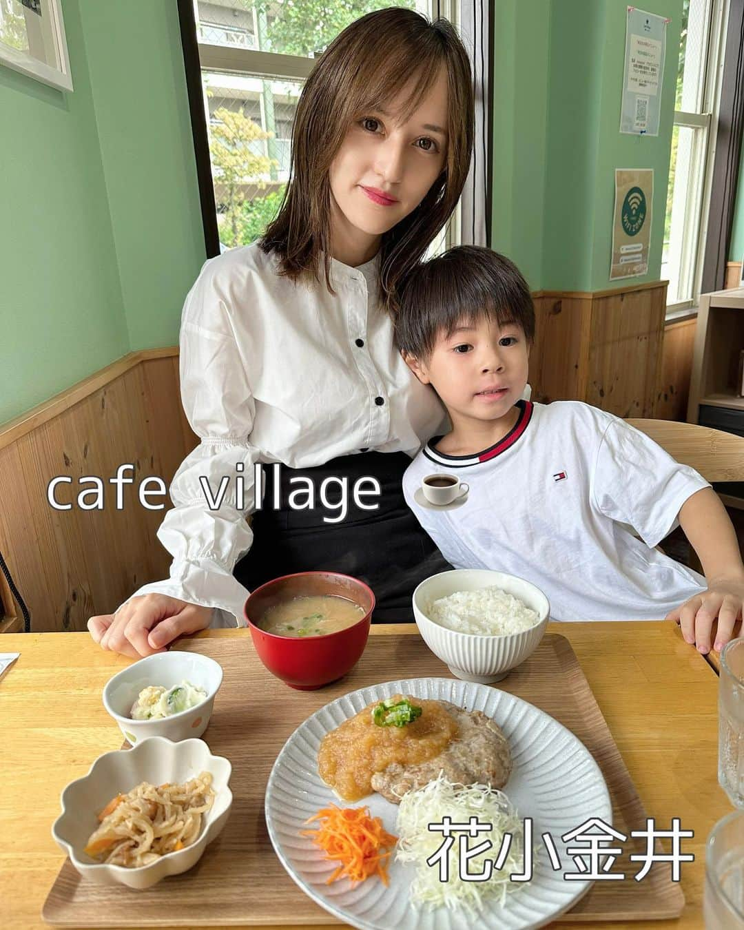 奥山絵里奈のインスタグラム：「ご近所の#花小金井 駅近にある #カフェビレッジ  @cafe._.village にて 子連れランチしてきました🥰  和風ハンバーグ定食と ミックスフライ定食 を注文🐟  ミックスフライが凄く美味しくて 花小金井でこんなに美味しいお魚食べられることにびっくり！！  ハンバーグも手作りで 優しい味付けでとても美味しくて 子供も沢山食べてくれて👏🥹  デザートに ガトーショコラと ワッフル チャイ なども注文して  絵本コーナーがあったので 子供と絵本読みながら のんびり カフェタイムも楽しめました☺️  スイーツも美味しかったし 400円でリーズナブルでした😳  身体に良さそうなメニューが食べられて とっても満足🥰  子連れにも優しくて 子連れランチやカフェにも オススメですよ👦💓  PR @cafe._.village #cafevillage #カフェビレッジ #花小金井カフェ #花小金井ランチ #花小金井 #小金井グルメ #小金井カフェ #小金井ランチ#花小金井グルメ #花小金井駅 #定食屋 #子連れランチ #子連れカフェ#子連れランチ東京 #子連れカフェ東京#健康ごはん」