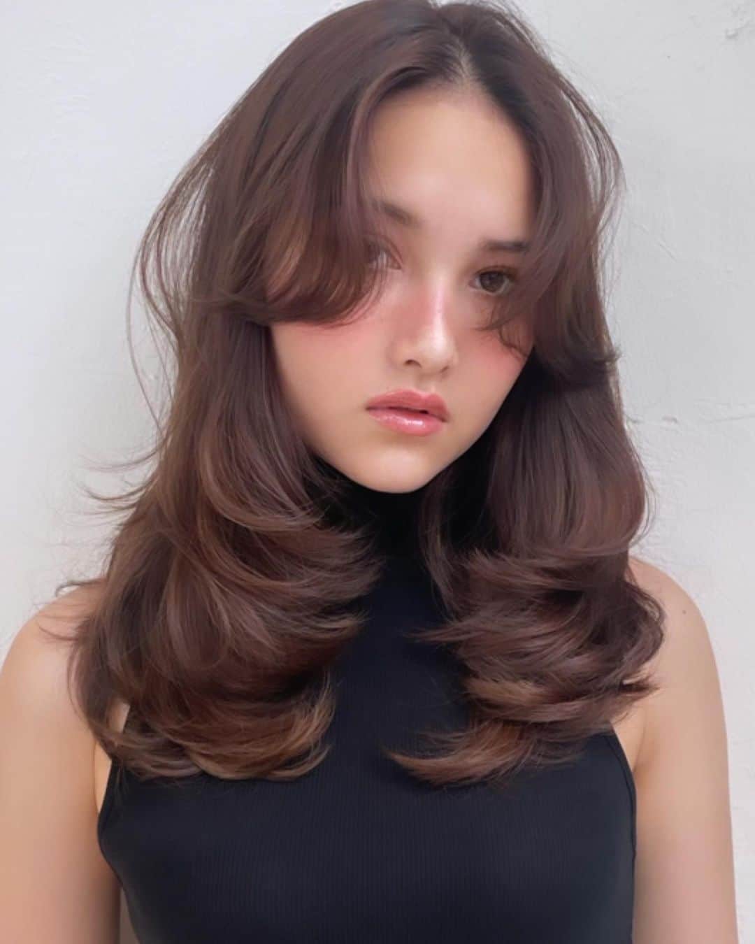 のインスタグラム：「. < SHIMA HITHAIR -September- > .  [ 90s layered cut ] marron color with 90s layered cut♡ 秋はマロンみたいな こっくりツヤっぽい色味がオススメ。 ハイライトをいれるとスモーキーさも出て可愛い。 ワンカールでキマる90s layered cutと合わせてね。 . ◆担当：HARAJUKU LEAP店 奥山アリサ @arethaokuyama  ◆menu：カット&ケアカラー ◆使用スタイリング剤：#seekmoisture . @shima_harajuku_leap #shimaharajukuleap #shima」