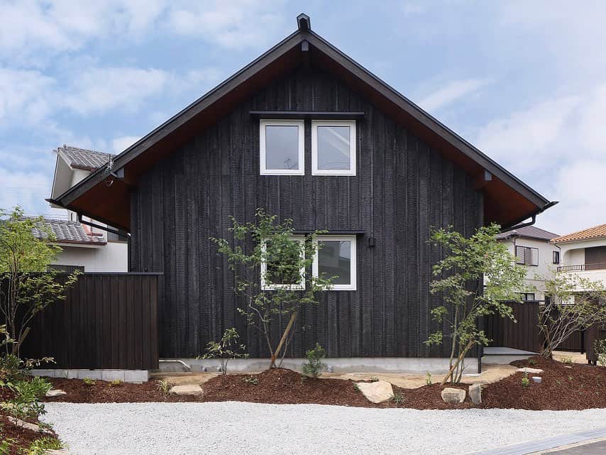 シーエッチ建築工房 さんのインスタグラム写真 - (シーエッチ建築工房 Instagram)「* #天龍焼杉 張りの外観９選。 ⠀⠀⠀⠀⠀⠀⠀⠀⠀⠀⠀⠀ 日本の伝統的な外壁の仕上げである「焼杉」。 あらかじめ表面を焦がして炭化させることで、 初期の着火性を低くし延焼から建物を守るこの手法は、 風雨による木材の腐朽を防ぐ働きもあります。 ⠀⠀⠀⠀⠀⠀⠀⠀⠀⠀⠀⠀ 一般的な焼杉は機械で焼いたものが殆どですが、 天龍焼杉は杉板を三角形にして煙突効果を起こし、 その内側を焼くことで仕上げていく伝統的な 手焼きの工法で作成しています。 ⠀⠀⠀⠀⠀⠀⠀⠀⠀⠀⠀⠀ 手間はかかりますが、炭化層が厚く固くなる為、 機械焼きに比べ剥がれ難くなっています。 （天龍焼杉HPより） ⠀⠀⠀⠀⠀⠀⠀⠀⠀⠀⠀⠀ 詳しくは天龍焼杉の 公式アカウントを御覧ください。 @tenryu_yakisugi  ⠀⠀⠀⠀⠀⠀⠀⠀⠀⠀⠀⠀ ⠀⠀⠀⠀⠀⠀⠀⠀⠀⠀⠀⠀ ──────────── 株式会社シーエッチ建築工房 兵庫県宝塚市仁川台76番地 0798-52-8863 https://www.ch-wood.co.jp ──────────── @ch_kenchiku @ch_namie.takarazuka @ch_watanabe ⠀⠀⠀⠀⠀⠀⠀⠀⠀⠀⠀⠀ ⠀⠀⠀⠀⠀⠀⠀⠀⠀⠀⠀⠀ #シーエッチ建築工房 #木の家 #家づくり #注文住宅 #新築 #リノベーション #住まい #暮らし #日々のこと #マイホーム ⠀⠀⠀⠀⠀⠀⠀⠀⠀⠀⠀⠀ #宝塚市 #西宮市 #三田市 #川西市 #伊丹市 #三木市 #豊中市 #高槻市 #吹田市 #神戸市 #工務店 #自然素材 #暮らしを楽しむ #天龍焼杉 #家が好き #パッシブデザイン #丁寧な暮らし #家づくりアイデア #住まいづくり #工務店がつくる家」9月24日 18時38分 - ch_kenchiku