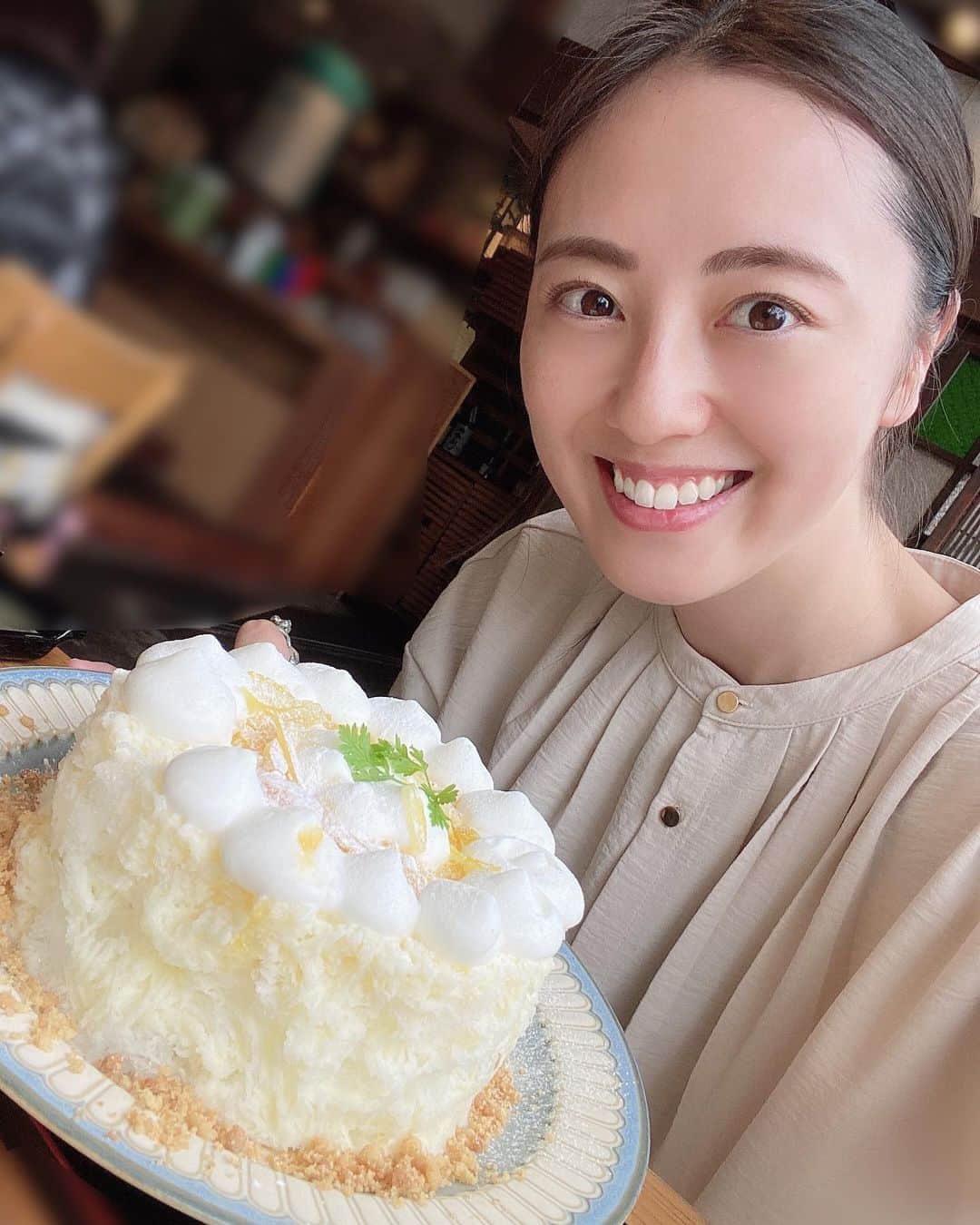 沢井美優のインスタグラム：「ケーキみたいなかき氷〜🍧🍋  みなさん寒暖差で体調崩さないようにお気をつけてくださいね☺️✨  おなかすいた。  #沢井はかき氷です #🍧  #かき氷 #かき氷大好き  #かき氷は人を幸せにする #🧡　 　 #笑顔溢れる毎日を  #明日もきっと素敵な一日 #🍀」