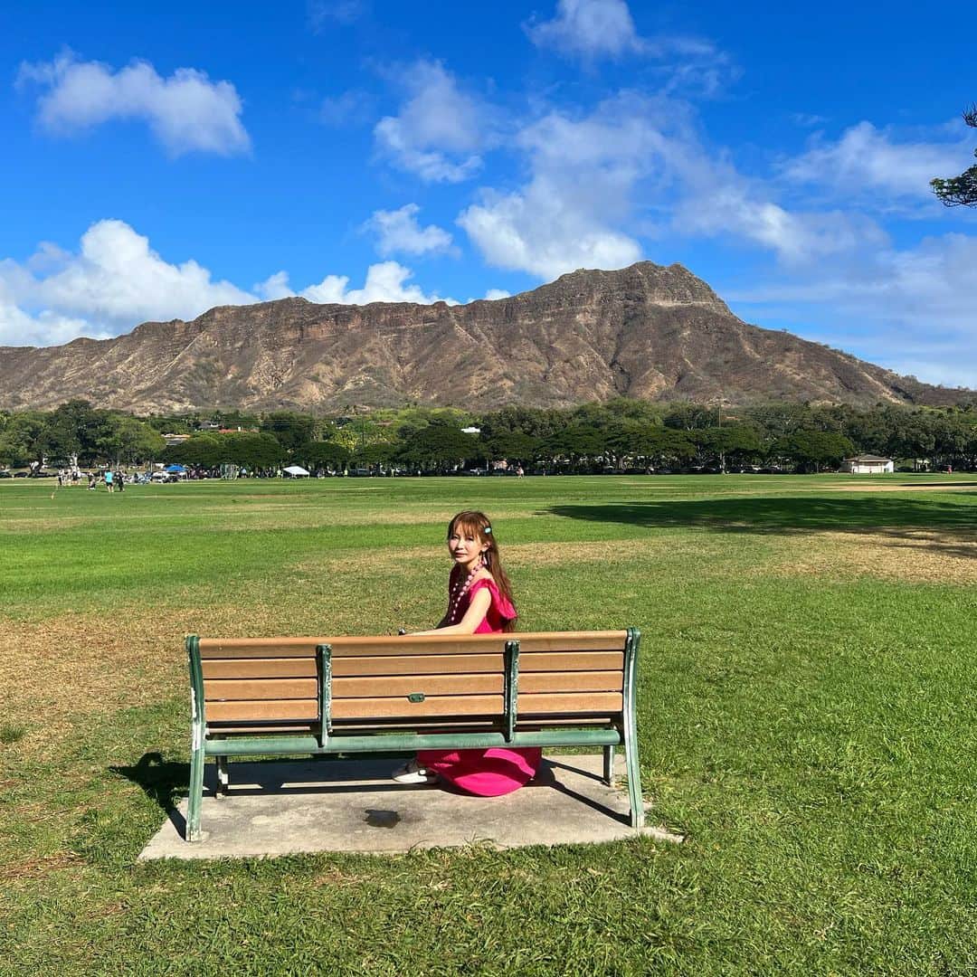 マキ・コニクソンさんのインスタグラム写真 - (マキ・コニクソンInstagram)「Aloha!!!! しょこたん親子&キャプテン アヤリィ& お友達が一年ぶりにハワイに遊びに来ていて とっても楽しかった！😊  カイルアにある @bootsnkimos に行って マカデミアナッツパンケーキを食べたり、 @cafemoreys でマキスペを食べたり　@malieorganics で$20のオシャレな エコバッグを買ったり、 @monihonolulu に行ったり、Kapiolani公園にある特等席に 行ってパワーチャージしたり、 スタンレー夫妻に会いにハレイバに ある @matsumotoshaveice に行って🌈 シェイブアイスを食べたり、 めちゃくちゃ楽しかった！  翔子ちゃんと桂子ママと旅の思い出に ３人でお揃いの可愛いバッグを買ったよ！ 色が凄く可愛くて一目惚れ！😍 日本からお友達が来るって嬉しいね！  また明日！👋🏼 Sweet Dreams 🥱  #エアハワイ🌺  #しょこたん #ハワイ親子旅 #ハワイのおすそ分け🤙🏼」9月24日 18時39分 - makikonikson