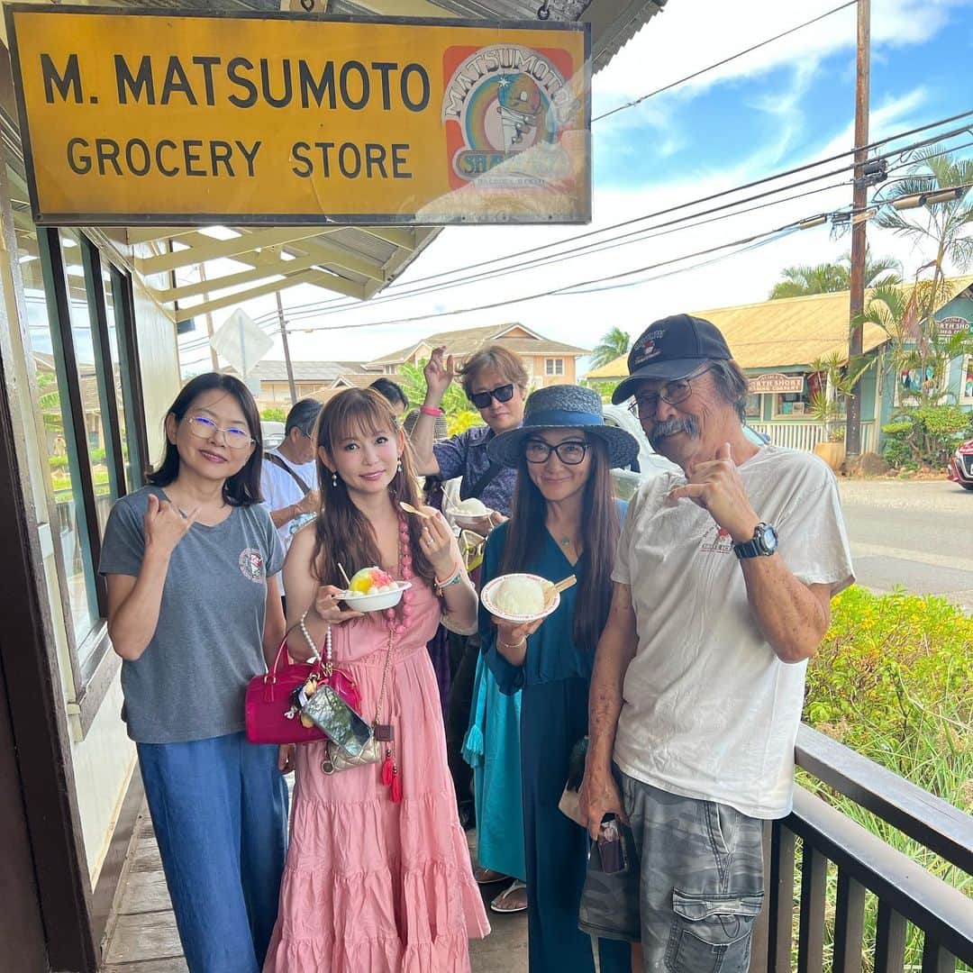 マキ・コニクソンさんのインスタグラム写真 - (マキ・コニクソンInstagram)「Aloha!!!! しょこたん親子&キャプテン アヤリィ& お友達が一年ぶりにハワイに遊びに来ていて とっても楽しかった！😊  カイルアにある @bootsnkimos に行って マカデミアナッツパンケーキを食べたり、 @cafemoreys でマキスペを食べたり　@malieorganics で$20のオシャレな エコバッグを買ったり、 @monihonolulu に行ったり、Kapiolani公園にある特等席に 行ってパワーチャージしたり、 スタンレー夫妻に会いにハレイバに ある @matsumotoshaveice に行って🌈 シェイブアイスを食べたり、 めちゃくちゃ楽しかった！  翔子ちゃんと桂子ママと旅の思い出に ３人でお揃いの可愛いバッグを買ったよ！ 色が凄く可愛くて一目惚れ！😍 日本からお友達が来るって嬉しいね！  また明日！👋🏼 Sweet Dreams 🥱  #エアハワイ🌺  #しょこたん #ハワイ親子旅 #ハワイのおすそ分け🤙🏼」9月24日 18時39分 - makikonikson