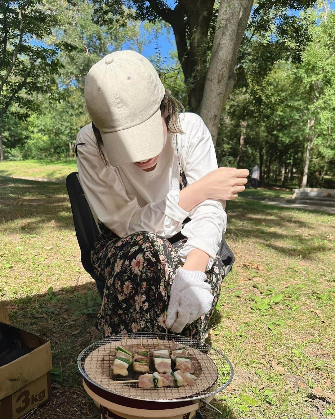 松原加奈恵さんのインスタグラム写真 - (松原加奈恵Instagram)「美味しい焼き鳥食べたくて、七輪。  重たすぎて 近所でデイキャンプする時限定よ。  重たくて置いて帰りたかったぐらい、、  でもね、めちゃくちゃ美味しい🥰🥰  #デイキャンプ#ファミリーキャンプ」9月24日 18時40分 - piiiiiiico