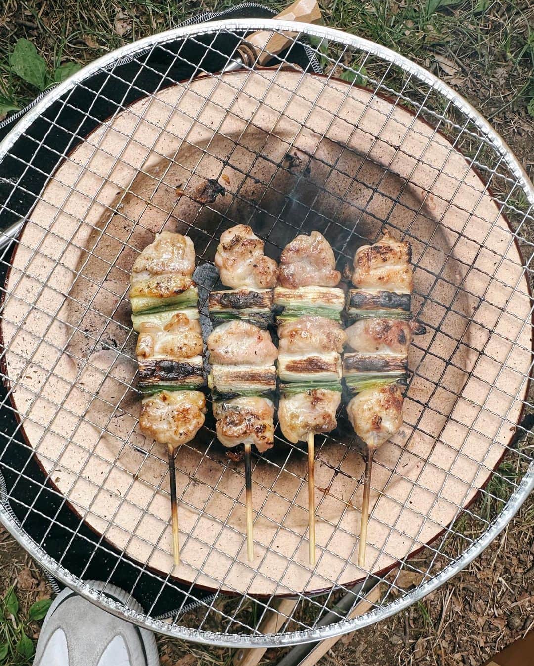 松原加奈恵のインスタグラム：「美味しい焼き鳥食べたくて、七輪。  重たすぎて 近所でデイキャンプする時限定よ。  重たくて置いて帰りたかったぐらい、、  でもね、めちゃくちゃ美味しい🥰🥰  #デイキャンプ#ファミリーキャンプ」