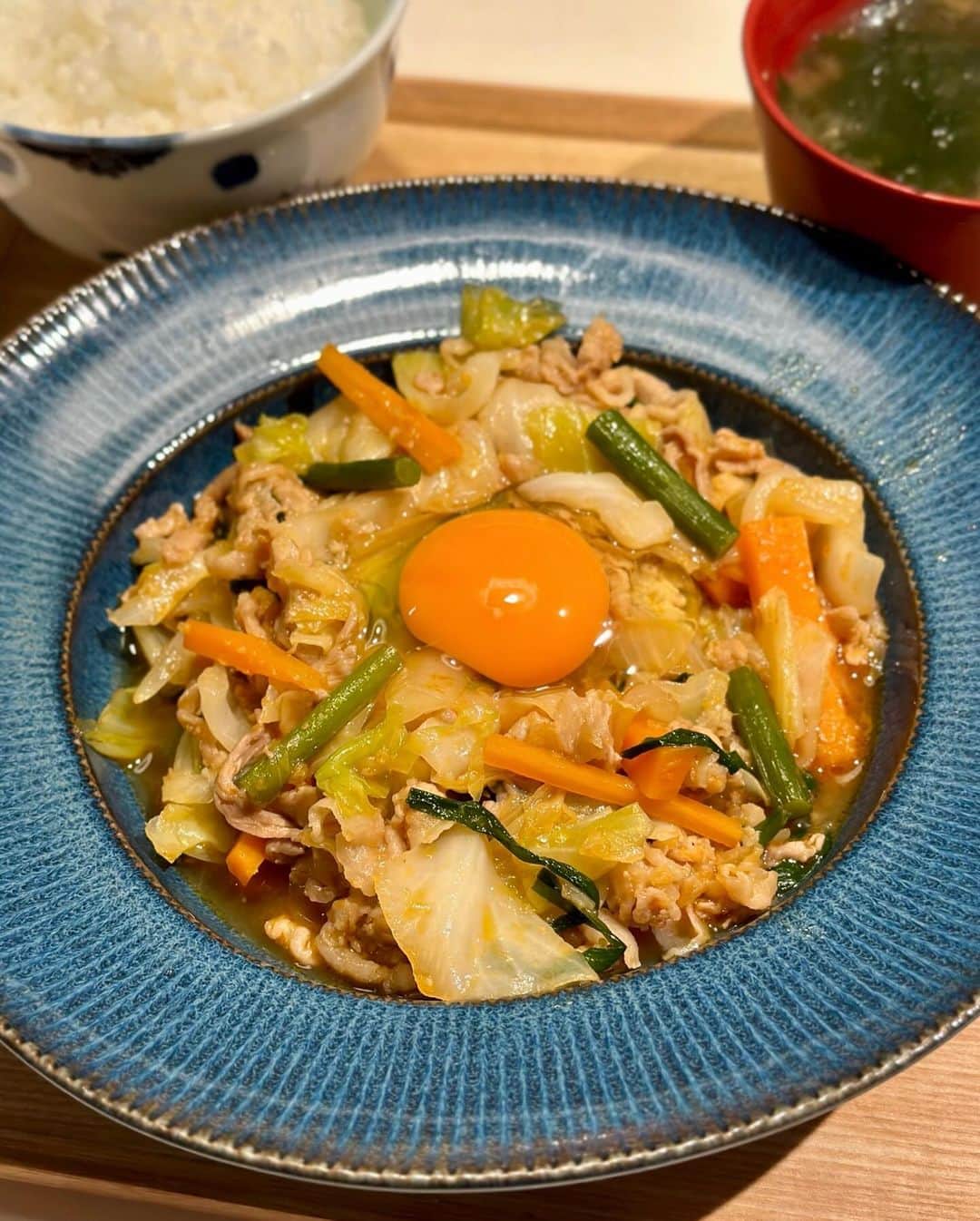 のインスタグラム：「日芸の学生時代に江古田の『洋包丁』で食べていた「スタミナ焼き」を家で再現。 今までとタレのレシピを少し変えて、醤油を減らして焼肉のタレを追加したら、更にご飯が進むめっちゃ美味しいスタミナ焼きができた！ 焼肉のタレって本当に万能！ ⁡ ⁡ 【作り方】 豚バラをサラダ油で炒めたら一度皿に移してそのフライパンでキャベツと人参とニンニクの芽と玉葱を炒めて最後にニラともう一度豚バラを戻してタレをよく和えて塩を適量かけて混ぜて皿に盛って全卵のせたら出来上がり ⁡ ◉タレ 3〜4人前 レシピ 焼肉のタレ 大さじ1 醤油 大さじ1 味噌 大さじ1 コチュジャン 大さじ 1 みりん 小さじ1 酒 小さじ1 酢 小さじ1 ごま油 小さじ 1 ケチャップ 小さじ2 すりニンニク 2かけ分 すり生麦 2かけ分  #グギメシ」