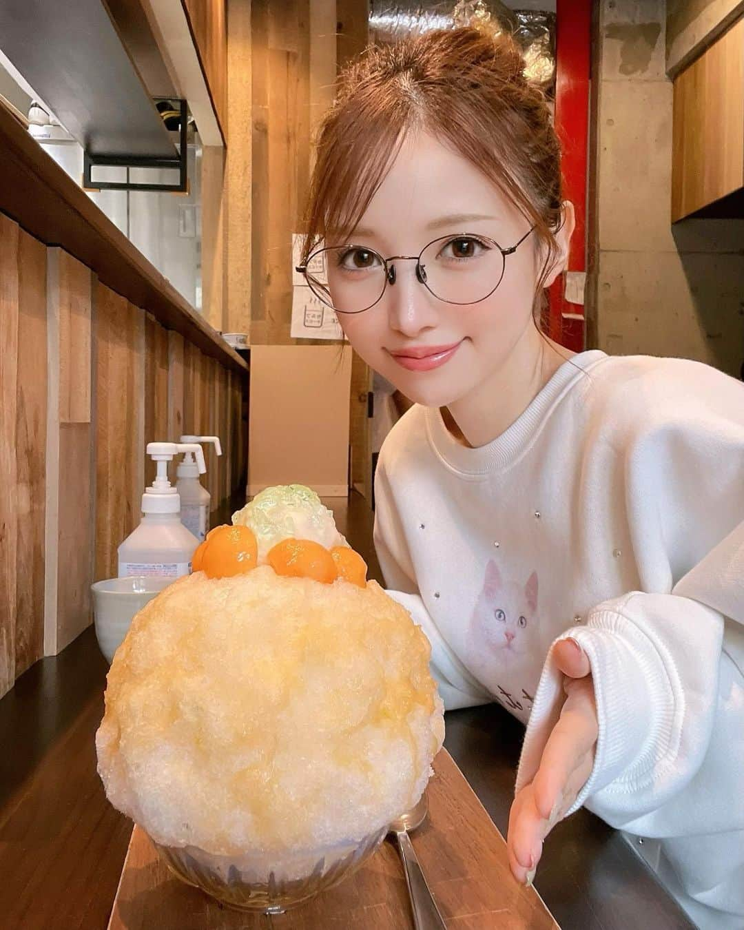 八鍬里美のインスタグラム：「かき氷の季節が終わる前に行きたかったお店へ(ᐡ ′̥̥̥ ˙̫ ‵̥̥̥ ᐡ)♡ 氷屋ぴぃすさんのかき氷🍧 プレミアムメロンシャーベット🍈中に果肉がたくさん入っててめっちゃ美味しかったー🤤♡ まんまるの形もかわいい🤣💓  #かき氷#氷屋ぴぃす#東京かき氷#かきごおりすと#ミシェルマカロン#michellmacaron」