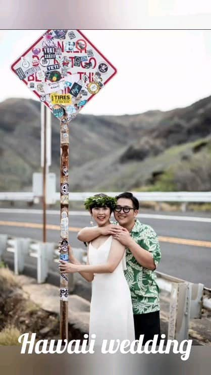 Cli'O mariageクリオマリアージュのインスタグラム：「リジェストランドハウスHawaii wedding🌴 素敵なお二人の最高の写真集も残されていて、そのご紹介です、アロハシャツも素敵、全てに胸キュンです💜 究極にシンプルなドレス、バックスタイルには大胆なシルエットのスリットが🤍 M様とっても綺麗です🕊️ 最高のロケーションHawaii が伝わって来ます❇️ . 太陽の国のバルセロナ @otaduy のドレスが、ショートヘアーで利発な印象の花嫁M様にピッタリでした🕊️ お二人の笑顔がとっても素敵です🤍 ーCONGRATULATIONS ー . @myfavoritepart_wedding の独占会場、リジェストランドハウスでの挙式とフォトウエディング、沢山のキュートなお写真をありがとうございました🤎 . クリオマリアージュのリアルブライズ @cliomariage_brides クリオマリアージュのwebSHOP @cliomariage.shop  . #cliomariage #クリオマリアージュ #ウエディングドレス #weddingdress #高身長花嫁 #花嫁 #2024春婚 #2023冬婚 #2023秋婚 #結婚準備 #婚約 #結婚指輪 #otaduy #オタディ #hawaiiwedding #ハワイウエディング #LILJESTRANDHOUSE #建築好き #Hawaii」