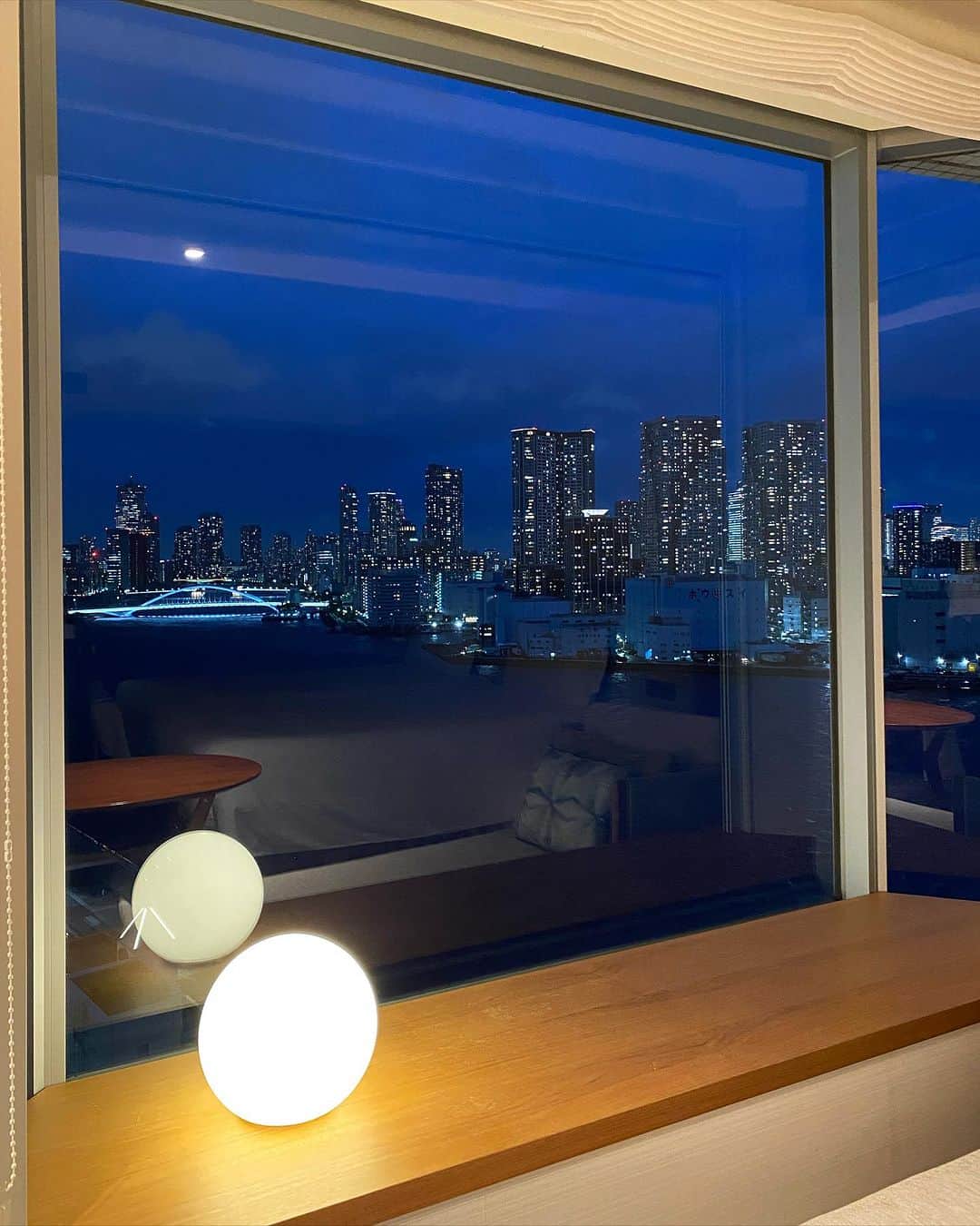 InterContinental Tokyo Bayのインスタグラム：「. エグゼクティブフロア リバービュールームからの夜景。  隅田川とライトアップされた勝どき橋をご覧いただけます。 ビル群と合わさった夜景は、『リトルマンハッタン』と称されています。  日が昇る時間帯も幻想的な景色もおすすめです。 ぜひ早起きを💕  #ホテルインターコンチネンタル東京ベイ  #インターコンチネンタル東京ベイ  #intercontinentaltokyobay  #intercontinental  #リバービュールーム #リバービュー #riverview  #隅田川 #sumidariver #リトルマンハッタン #littlemanhattan  #夜景 #nightview #tokyonightview #東京夜景」