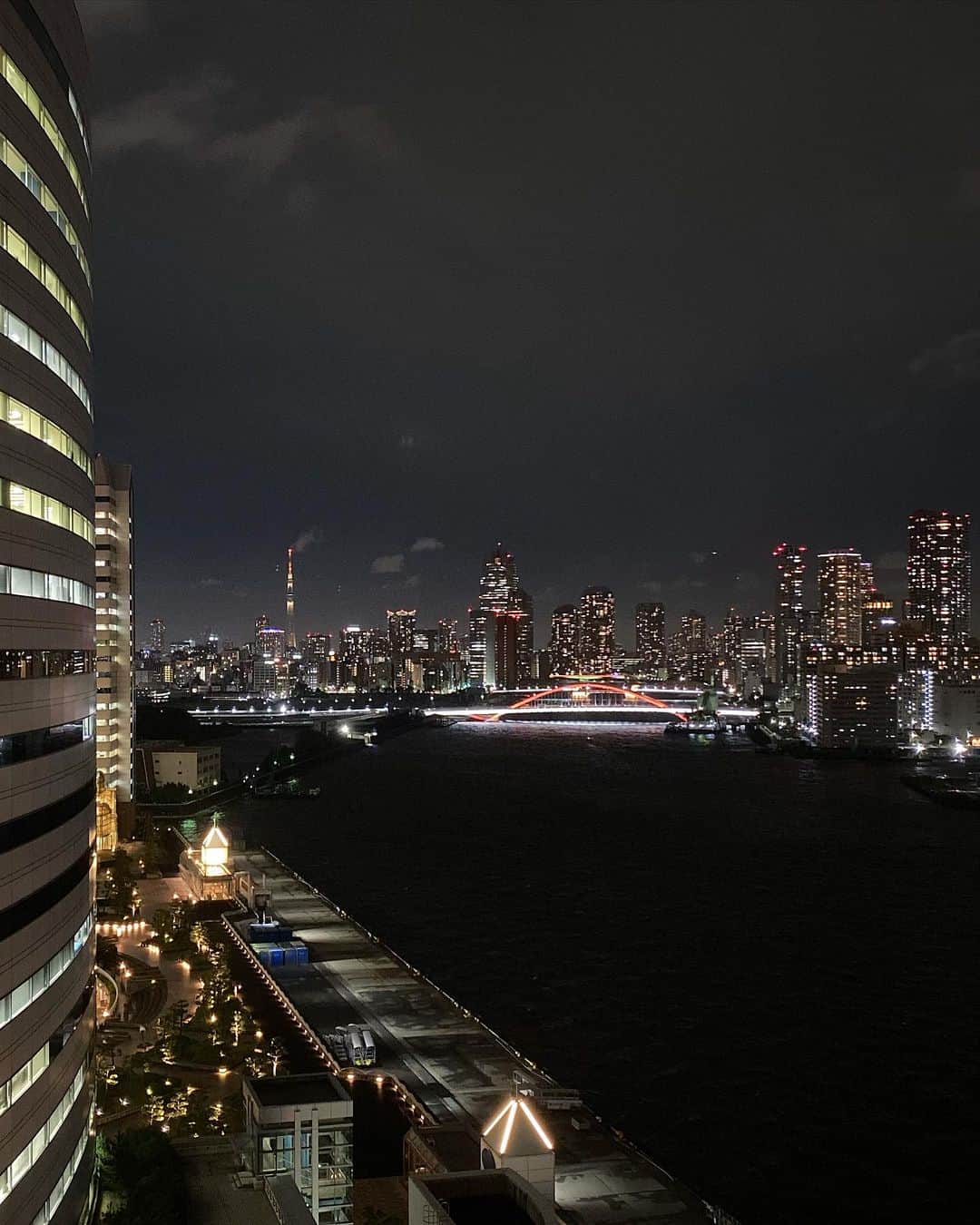 InterContinental Tokyo Bayさんのインスタグラム写真 - (InterContinental Tokyo BayInstagram)「. エグゼクティブフロア リバービュールームからの夜景。  隅田川とライトアップされた勝どき橋をご覧いただけます。 ビル群と合わさった夜景は、『リトルマンハッタン』と称されています。  日が昇る時間帯も幻想的な景色もおすすめです。 ぜひ早起きを💕  #ホテルインターコンチネンタル東京ベイ  #インターコンチネンタル東京ベイ  #intercontinentaltokyobay  #intercontinental  #リバービュールーム #リバービュー #riverview  #隅田川 #sumidariver #リトルマンハッタン #littlemanhattan  #夜景 #nightview #tokyonightview #東京夜景」9月24日 18時44分 - intercontitokyobay