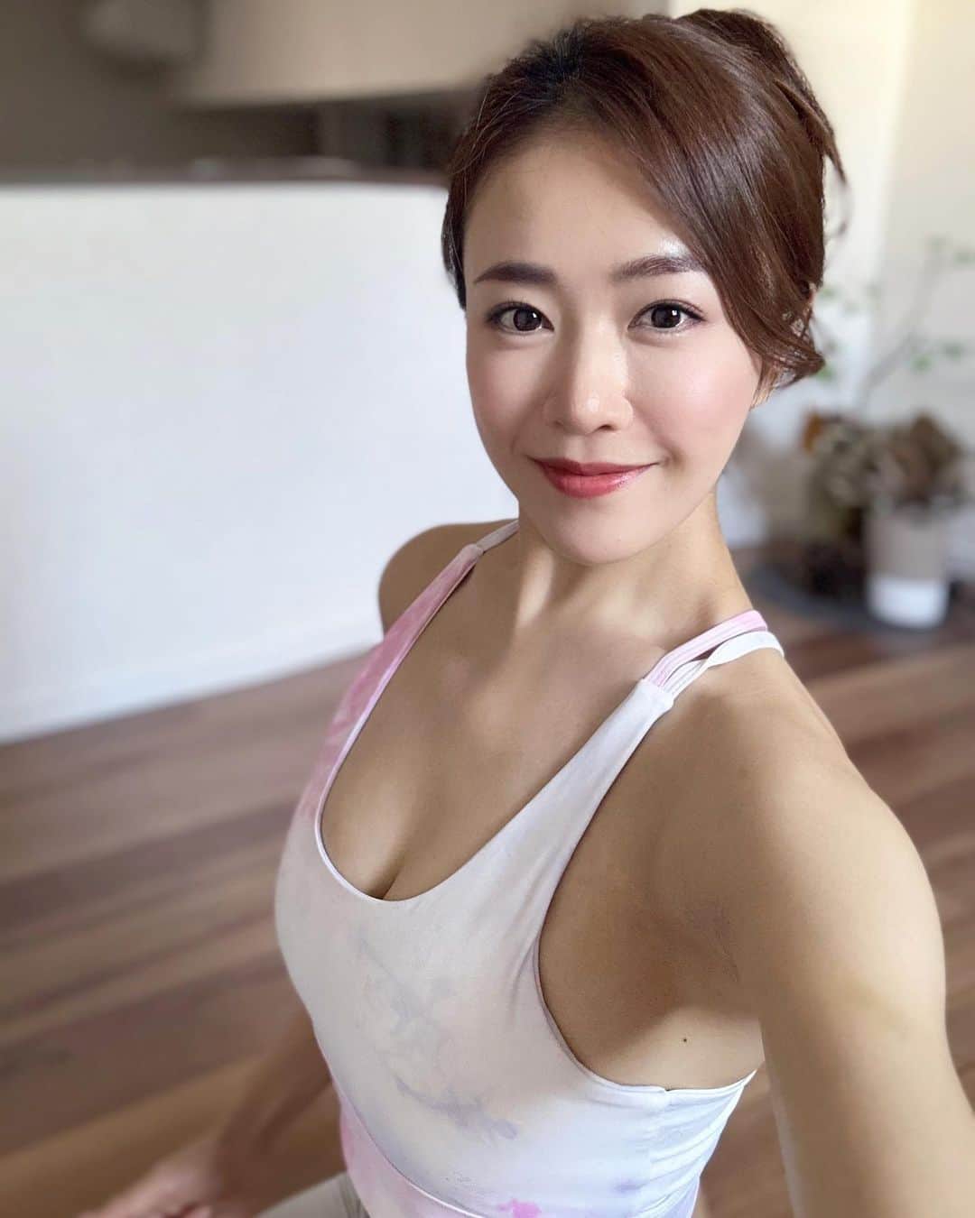 しろまっするのインスタグラム：「・ Every day may not be good, but there’s something good in every day 🤍  実家でも家トレ継続 ٩( ´ω` )و 体力落ちないようにキープしなくては(⸝⸝¨̮)و✨  #healthyhabits #wellnessroutine #fitnessgirl #おうちトレ #家トレ #しろまっする」