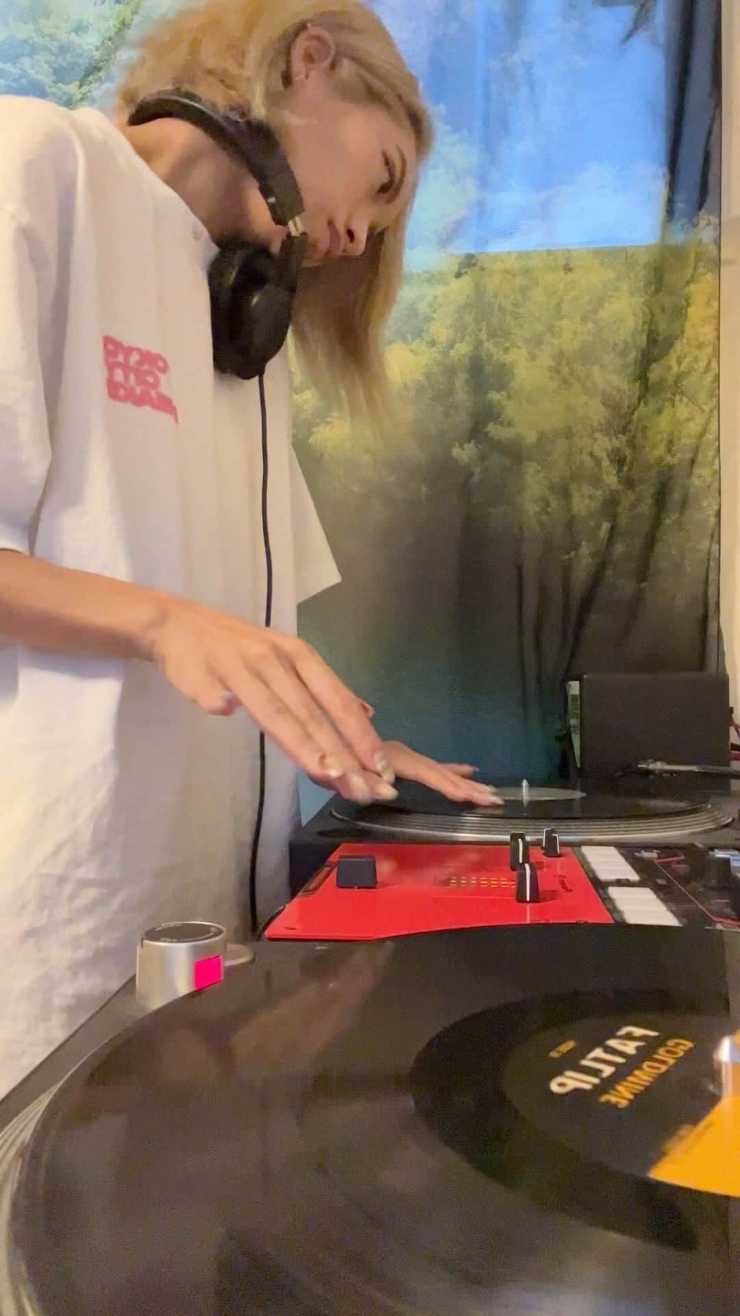 矢部ユウナのインスタグラム：「同じレコードを行ったり来たりして練習始めた🎧🫡」