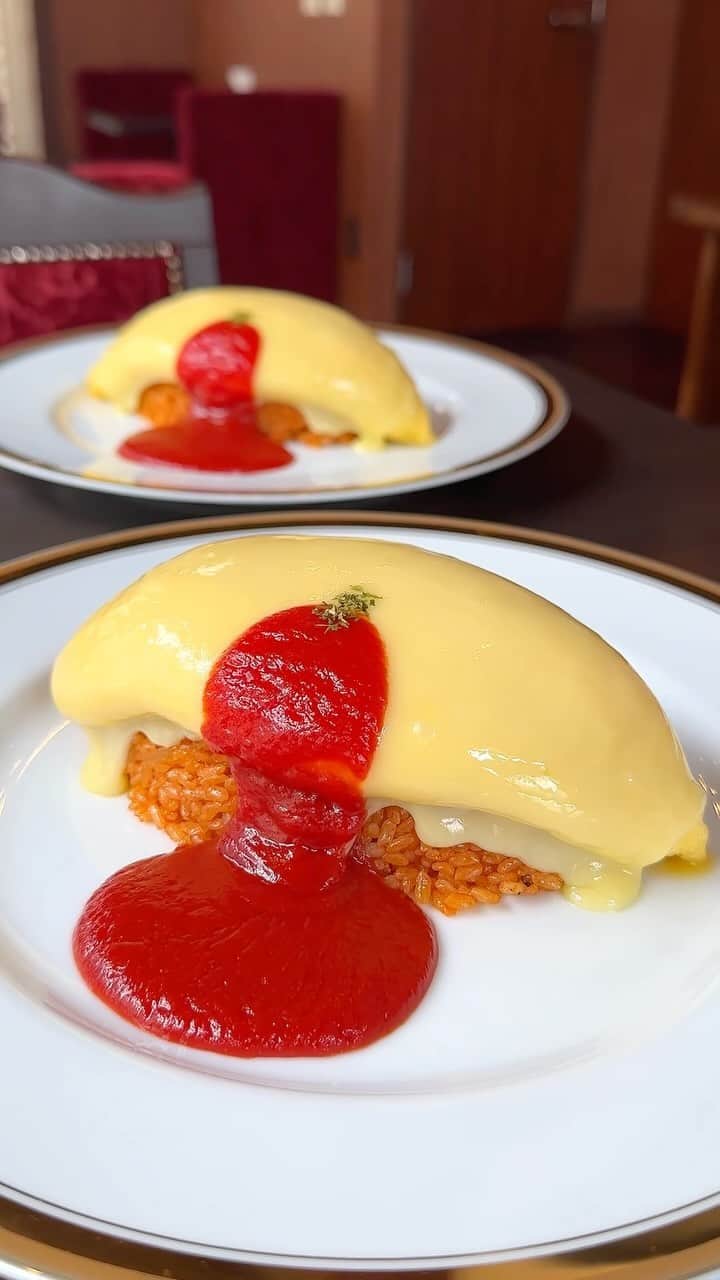 のインスタグラム：「【Mr.オムライス】 @京都：東山駅から徒歩8分  表面にチーズを載せたオムライスを食べられるお店。  ふわとろオムレツの表面にツヤツヤなチーズを載せており、チキンライスの上にもチーズをサンドしたチーズ好きの為の絶品オムライス！  毎週土曜日限定で営業していて、事前予約制になっています！  チキンライスはボリュームもあってブラックペッパーの香ばしさがアクセントになっている仕上がり  のっけスタイルオムライスはドリンク付き1300円 動画のようにダブルチーズにする場合は＋200円です！ ※一部のドリンクメニューは追加料金あり  ⏰11：00〜16：00 📍京都府京都市左京区岡崎成勝寺町1-8   #京都グルメ #京都ランチ #京都カフェ」