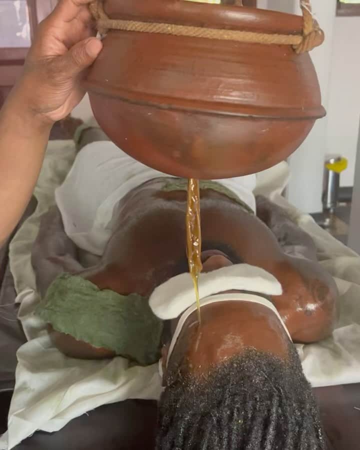 のインスタグラム：「One of the most unbelievable and unique soul retreat 🇮🇳 I had the privilege to experience .  @kalarikovilakom_cghearth thank you very much from the bottom of my heart for teaching me this way of life 🙏🏾」