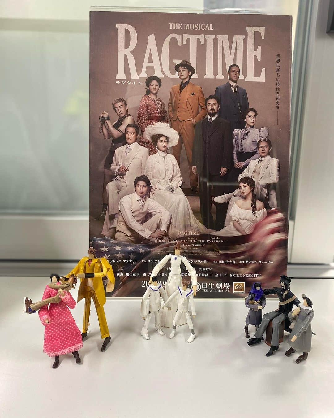 のインスタグラム：「日生劇場の楽屋口に、こんなに可愛い『ラグタイム』人形が✨ これは何日か前で、日に日にキャラクターが増えています。これ、ガムテープで作ってあるんですよ❗️すごいですよね〜✨ 実はこれ、日生劇場恒例で、劇場のスタッフさんが作ってくださっているんです！ 私は『リトルナイトミュージック』以来、久々に巡り会いました✨ 毎朝このお人形を見て、今日も頑張ろうってパワーもらってます😊Sさん、ありがとうございます♪  さあ、ラグタイムもあと一週間となりました！ 寂しいけれど、最後まで心を込めて演じます✨  ご観劇ありがとうございます♪  #ラグタイム #ガムテープ人形 #なんて可愛いんだろ #こまかいところも忠実に再現 #ありがとうございます」