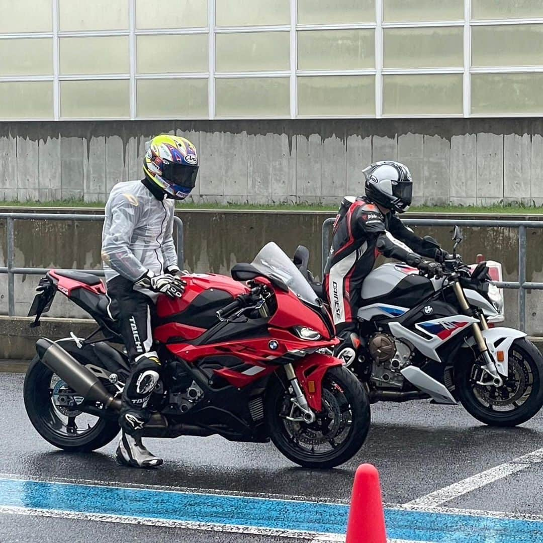 原田哲也さんのインスタグラム写真 - (原田哲也Instagram)「昨日のNAPS走行会は、残念ながら雨☂️でも参加者の皆様は楽しまれてました！ でも雨の後はバイクドロドロです😩 本日は洗車DAY！ 綺麗になりました😀 #araihelmet #dainese #bmwmotorrad #michelinmotorcycle #naps#s1000r #袖ヶ浦フォレストレースウェイ」9月24日 18時48分 - tetsuya_harada31