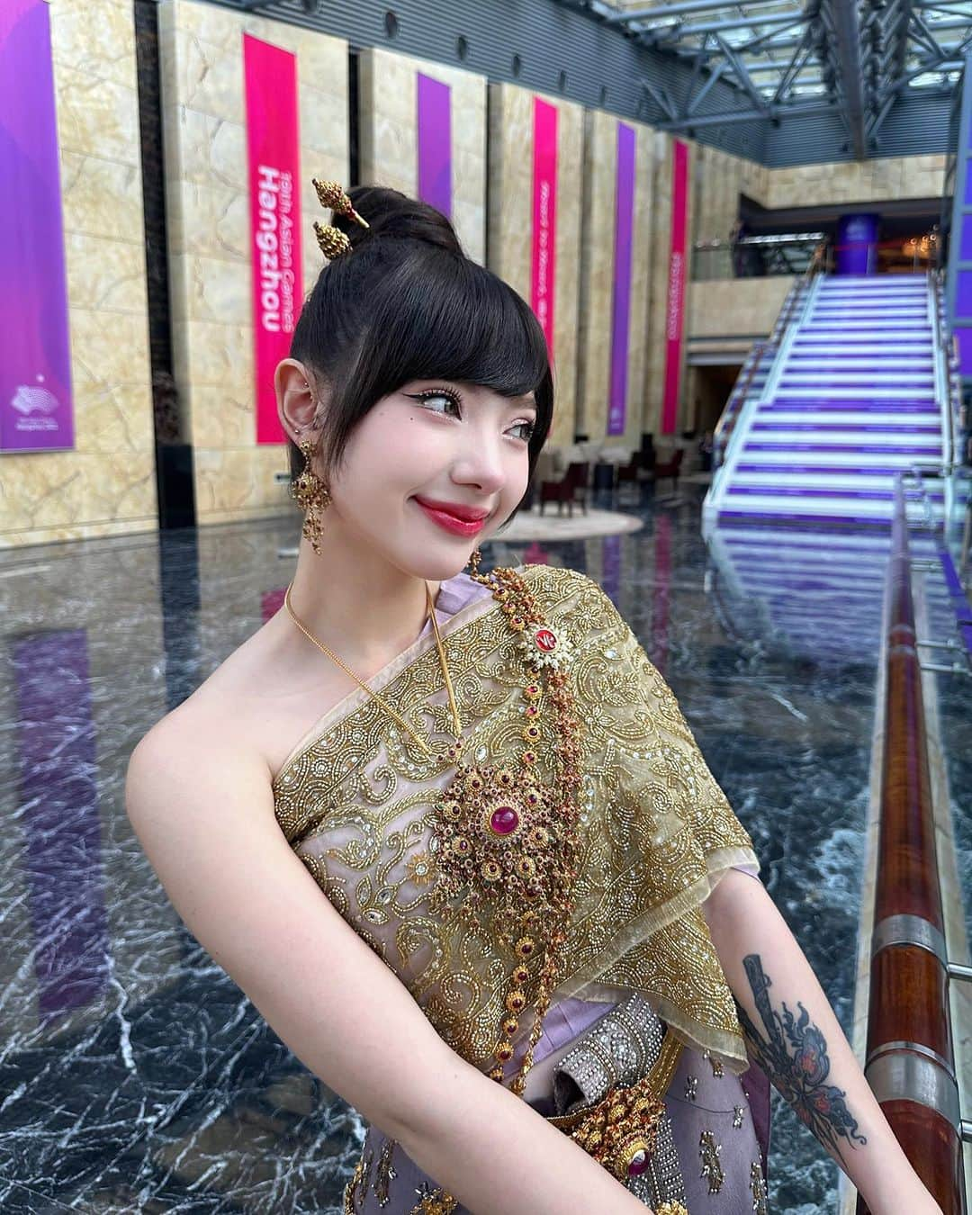 ヤンニーン・ワイゲルさんのインスタグラム写真 - (ヤンニーン・ワイゲルInstagram)「Sawasdee ka Asian Games 2023🙏🏻🇹🇭❤️ Thai traditional dress by @vanuscouture_official」9月24日 18時50分 - jannineweigel