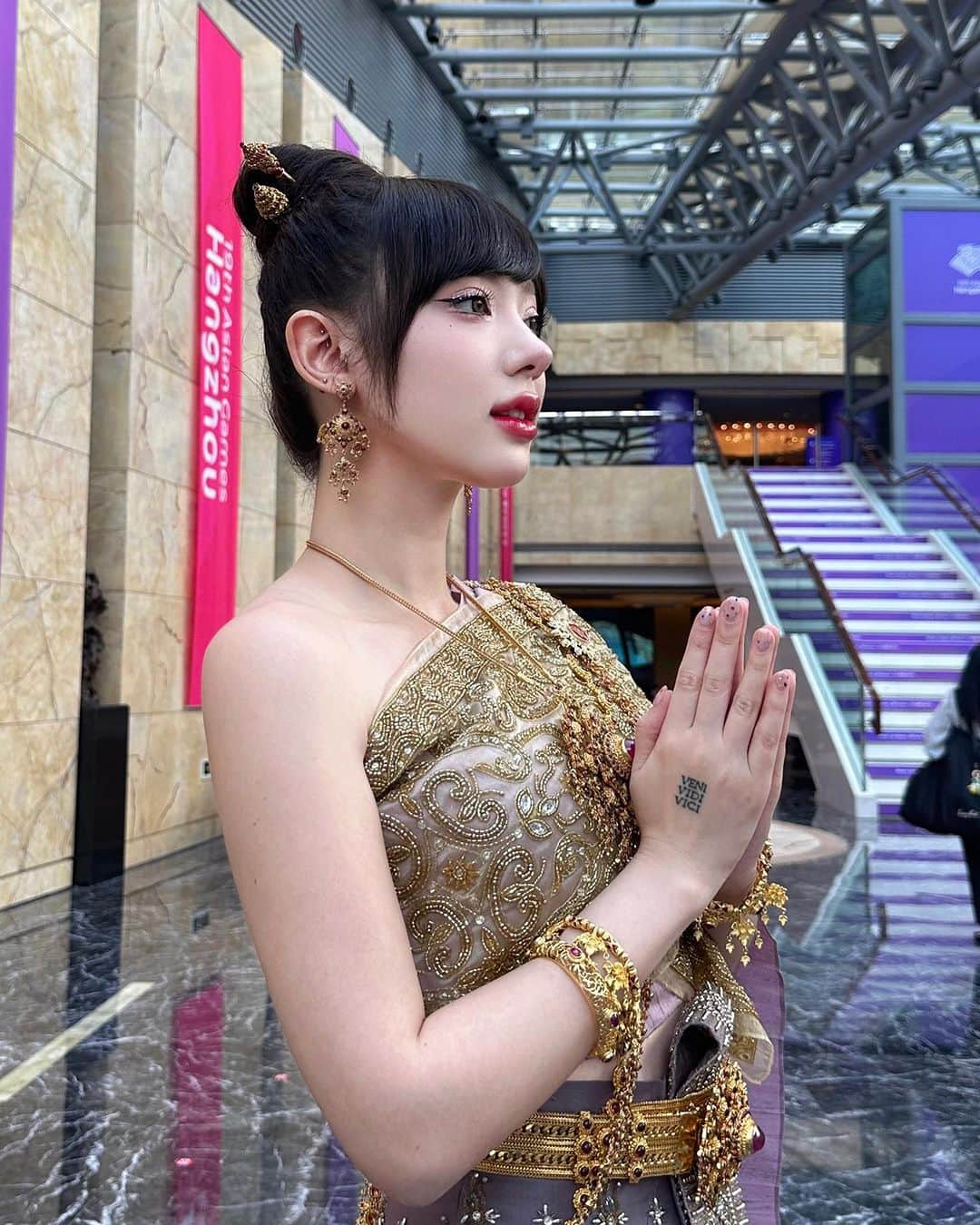 ヤンニーン・ワイゲルのインスタグラム：「Sawasdee ka Asian Games 2023🙏🏻🇹🇭❤️ Thai traditional dress by @vanuscouture_official」