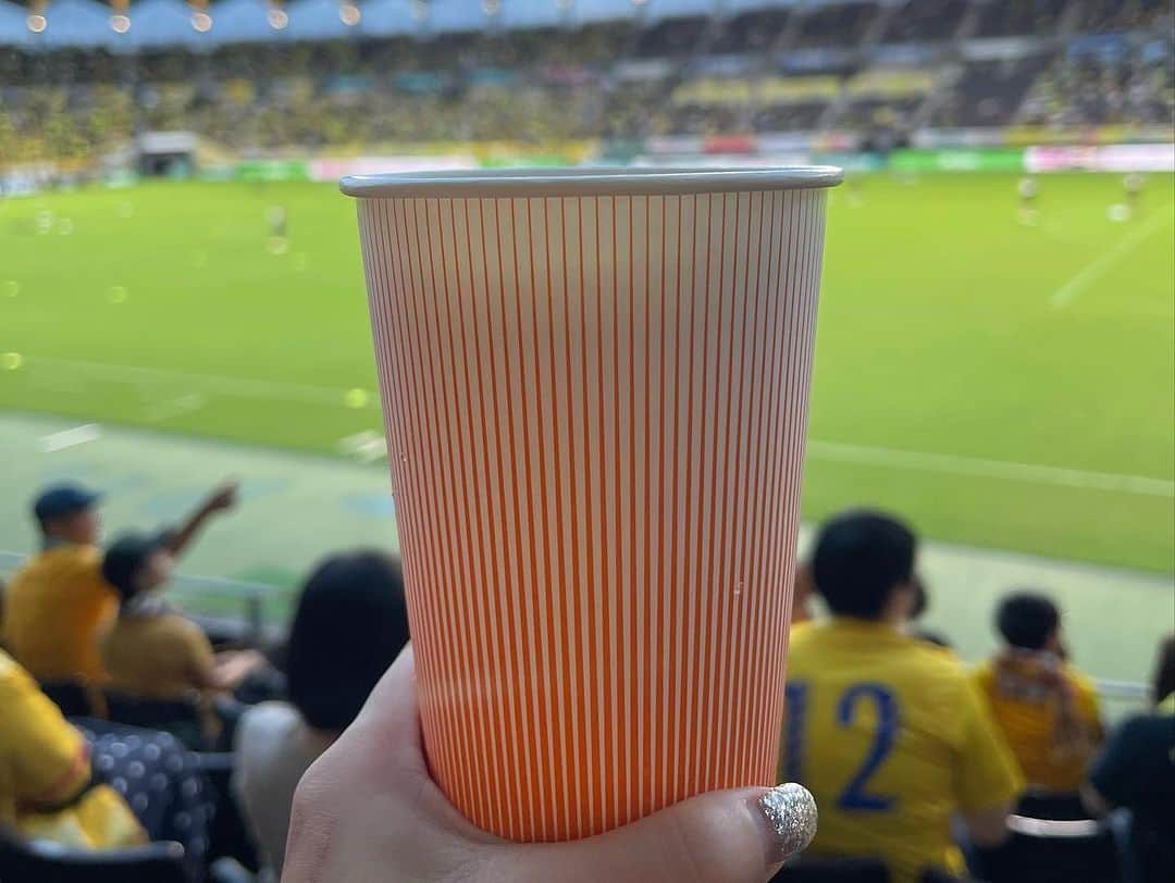 峰麻美さんのインスタグラム写真 - (峰麻美Instagram)「⚽️🍺🐕🦅💛  #soccer #football #futbol #jleague #j2 #jefunited #vegalta #beer #ilovebeer #beerstagram #居酒屋すたじあむ蘇我店 #ビールクズ #ビール好き女子」9月24日 18時51分 - asaaaaami.0702