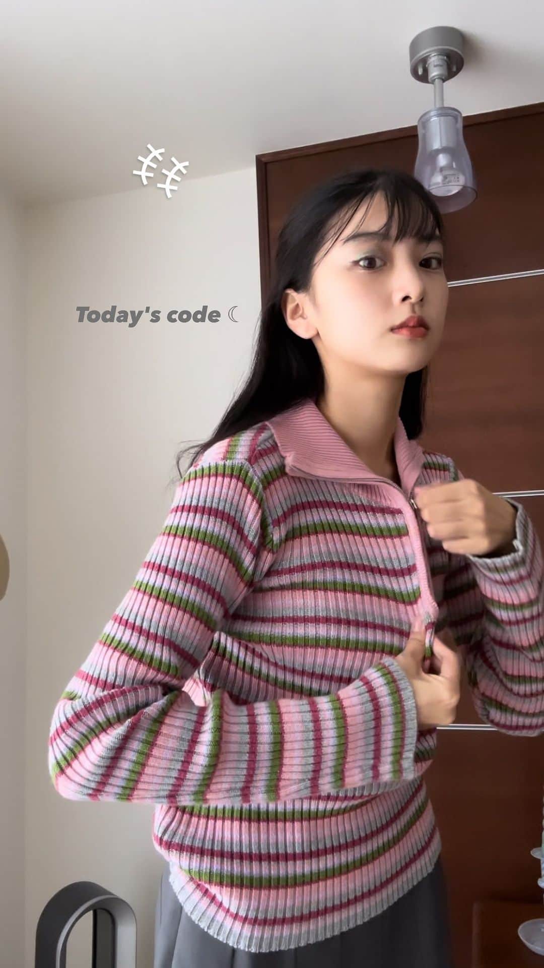 HITOMIのインスタグラム：「冬服も楽しみだあ〜🎀🗳️🤎彡 　 ガーリーな服もストリートでもなんでも似合う女になりたい! 洋服タグつけてるよん🏷️ tops&skirt @tina_jojun  🧣 @themuseumvisitor  necklace @shushu__tong  pierce @chanelofficial  #ootd #fashion #tinajojun #コーデ」