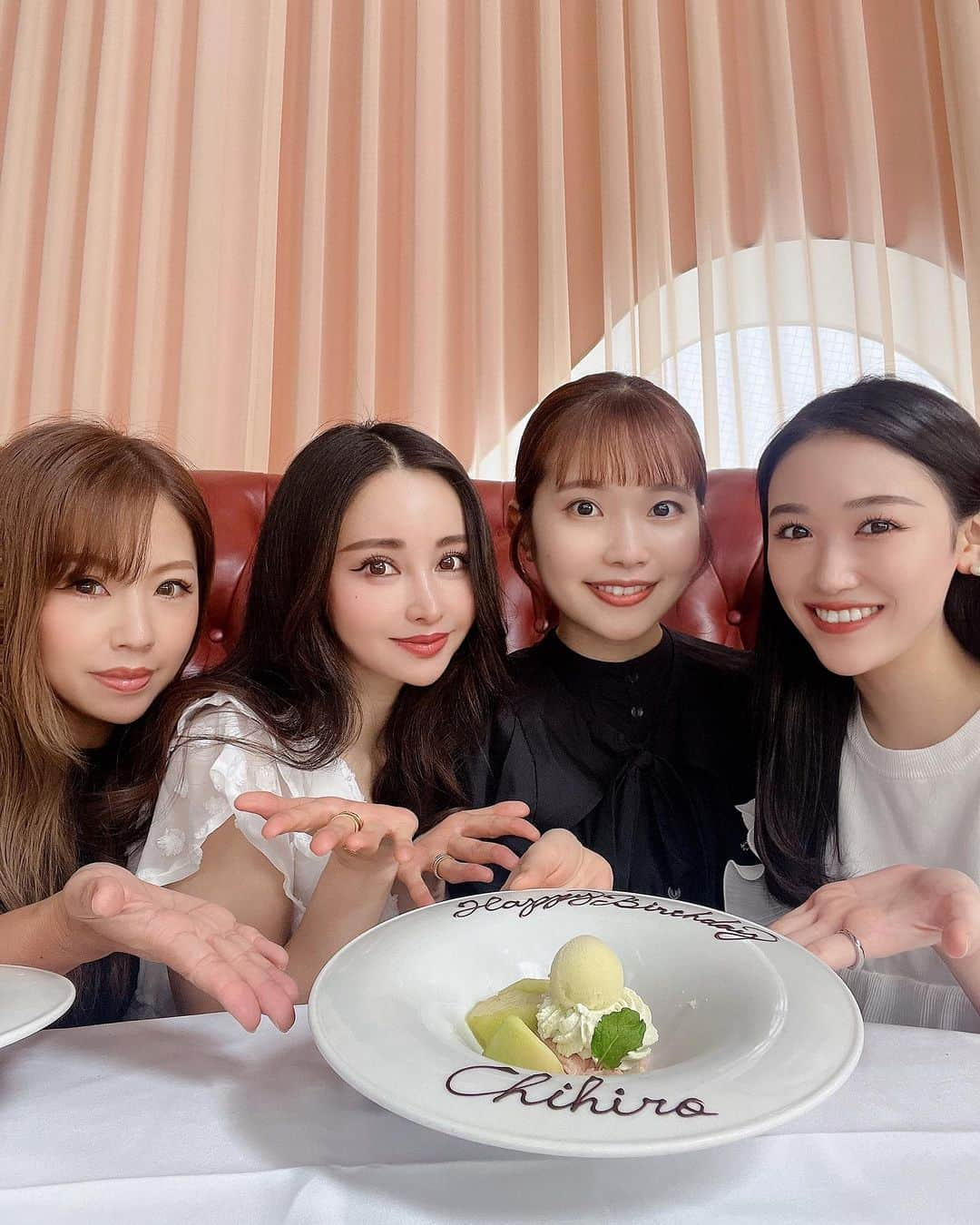 CHIKAのインスタグラム：「🎂🎂🎂  ローラビューテーサロンスタッフ ちひろさんのお誕生日会🤍  \美肌とリフトアップ専門店/ @laura_tokyo   みんな仲良しで可愛くて幸せな お誕生日会でした🤗🤍  いつも支えてくれてありがとう🤍  お客様の笑顔のために いつもいつもありがとう🥹🤍  心優しい美容大好きな方🩵 スタッフ1名募集中です♡  #エステサロン #エステティシャン #ローラビューティーサロン #LAURAbeautysalon #プラチナクレイピール #メラミー #MELAME #MELAMEスキンケア」