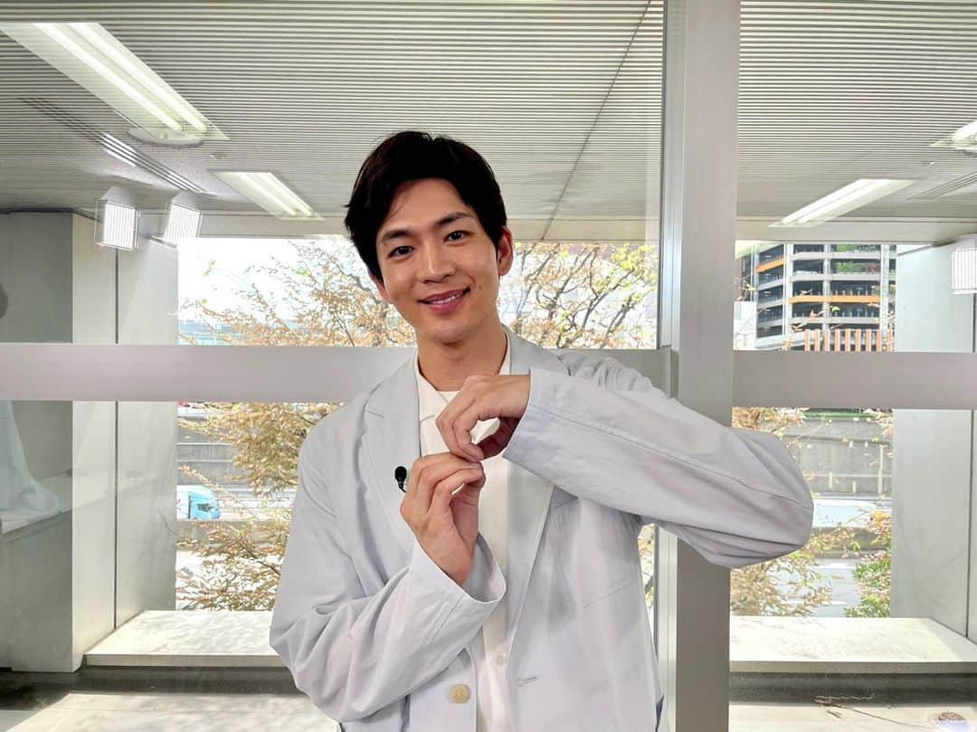 フジテレビ「めざまし8」さんのインスタグラム写真 - (フジテレビ「めざまし8」Instagram)「. 🟠あす25日(月)9時30分ごろ放送予定  #古市憲寿 のᝰ✍︎꙳⋆ #エンタメ社会学🐈📖  映画 #ミステリと言う勿れ に出演中の #松下洸平 さん🧣 古市が迫ると、見えてきたのは芝居に歌に絵画に…多彩な顔！📺🎤🎨 実は「古市さんを参考にした役があった」！？ 松下さんの突然の告白に古市動揺？🫢  #めざまし8」9月24日 19時03分 - mezamashi8.tv