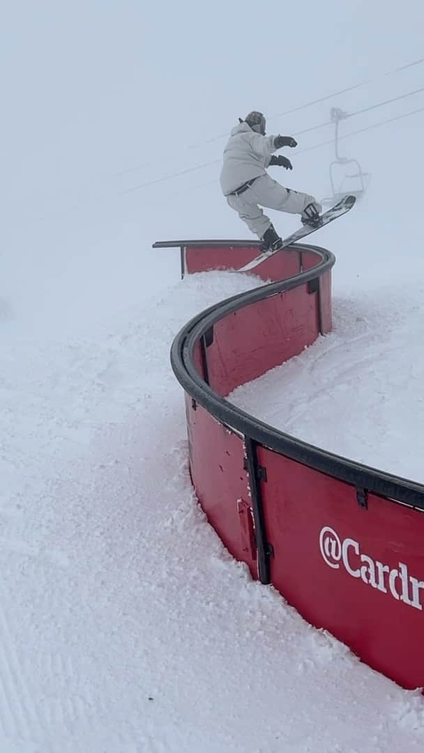 国武大晃のインスタグラム：「Foggy day＝Jib session🏂🌫️ ーーーーーーーーーーーーーーーー 最近ずっと天気悪いー🌨️ そろそろいい天気で滑りたい🍃 ーーーーーーーーーーーーーーーー @bookoffsports  @smithopticsjp  @bookoff_official  @surreal_union_rules  @yonexsnowboards_japan  #toyotetsu #snow #snowboarding  #nz #cardrona #snowboard」