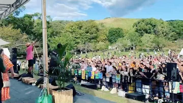 MOCAのインスタグラム：「. . 奈良、春日野園地にて開催された 『Kitra Market』に出演でした㊗️👌 @kitra.official  . . チルな感じのイベントでしたが めちゃくちゃパーティーしちゃいました🔥 . . オーストラリア🇦🇺から たまたま来てた皆さんや 消防士の方々もオンステージ👍笑 . . これが我々の強み。。。 . 人類皆兄弟🤝 . . 呼んでくださった  @vintagegarden0510 さんに 改めて感謝です✌️✌️✌️ . . @kenny_yoshihara 氏にも 久しぶりに会えてよかった💚🌞 . . 最高な1日になりました🌈🌈🌈 . . 奈良、愛しています🦌 . . #春日野園地 #ベリーグッドマン  .」