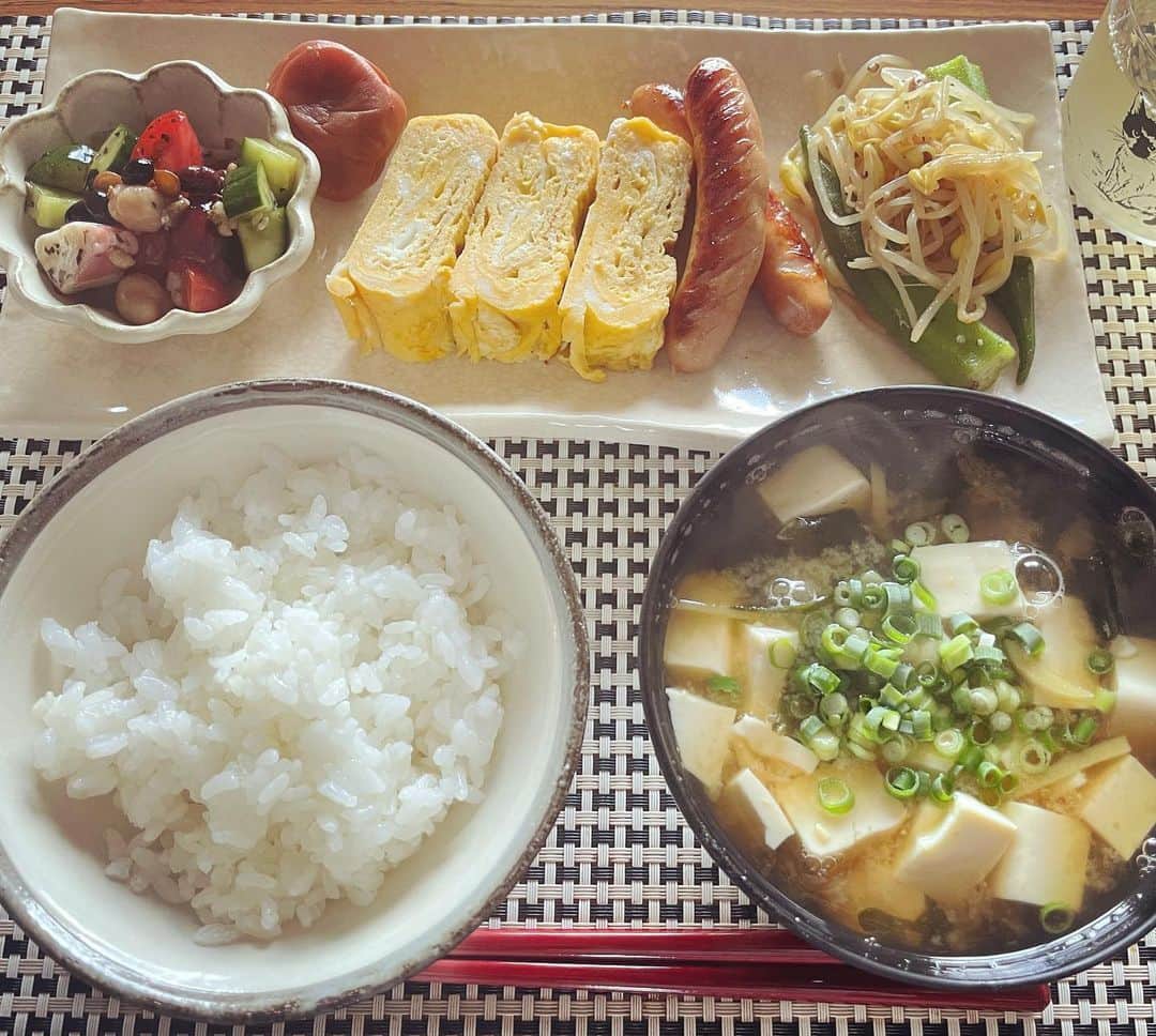 入山法子さんのインスタグラム写真 - (入山法子Instagram)「朝ごはんとか夜ごはんとか。  なかなか台所に立つ時間もなく…… 激動の夏が終わろうとしています。。 わずかな家ごはんの写真をかき集めました。笑  ❶平常運行。 ❷平常運行、その2。 ❸お願い、野菜ジュース。 ❹みっちゃんを見ながら…🥝 ❺母が遊びに来た。参鶏湯と、母にお腹をなでられるツナ。 ❻とにかく山盛り。 ❼わ〜おしゃれ、と思いましたか？食べ損ねたロケ弁をおうちに持って帰って食べたのです。笑 ❽ホイ！コウ！ロウ！ ❾夏は焼きそばよね〜 ➓ショートケーキと、ミズ。  秋はもう少し余裕を持って 美味しいもの楽しみたいなあ🤤🍠🍵」9月24日 18時56分 - iriyamanoriko_official