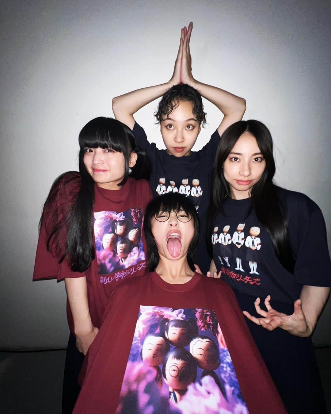 新しい学校のリーダーズのインスタグラム：「マ人間こけしTシャツ 🪭 NOW ON SALE ✨✨✨✨  https://bit.ly/3RdgC8S  #新しい学校のリーダーズ #新しい学校の購買部」