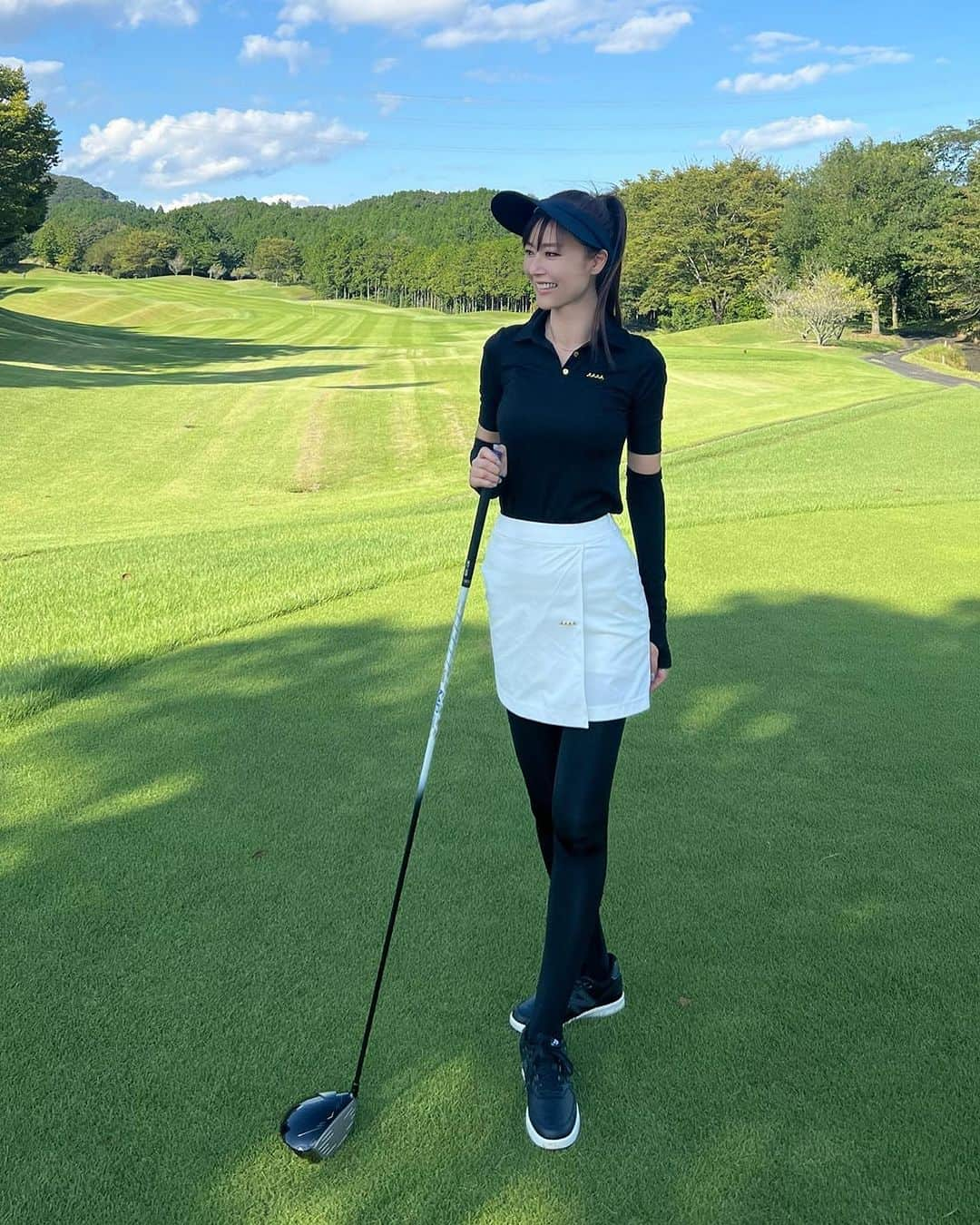 原志保のインスタグラム：「実は東京で @sanctuarygolf というゴルフスクールに通っています🏌️‍♀️  時間のある時は、2日に1回のペースで通ってるんです😆  今日は初めてのラウンドレッスンでした❤️  何回かコースはまわったことはありましたが、左足下り、右足下り、つま先下り、つま先上りのやり方とか全く知らずに適当に打ってたから、とても勉強になりました😆  ただすでに忘れそう😅   @muta_marine_golf_the_moda のオリジナルバッグのカートバッグデビューも果たしましたよ😆  コンパクトだけど意外と入って使えます💁‍♀️  ウェアは、小物以外、 @muta_marine_golf_the_moda です💁‍♀️  お問い合わせは、 @muta_marine_golf_the_moda まで💁‍♀️  随分、涼しくなり最高のゴルフ日和でした🙆‍♀️  @muta_marine_golf_the_moda  #pr #mutamarinegolfthemoda  #mutamarine  #mutamarinegolf  #mutagolf  #muta #ゴルフ #ゴルフウェア #ゴルフ女子 #アラフィフゴルフ」