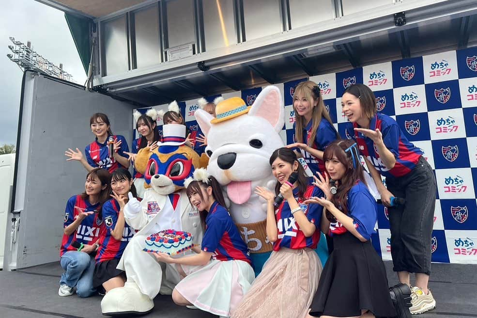 橘ゆりかさんのインスタグラム写真 - (橘ゆりかInstagram)「『東京ドロンパ BIRTHDAY PARTY  supported by めちゃコミック』💙❤️ ⁡ ドロンパのお誕生日をアイドロング!!!メンバーとして お祝いできて幸せすぎました🎂🐶 ⁡ そしてFC東京の勝利がほんっとうれしくて！！！ 前半と後半でなんて展開よ…！！！！ ⁡ やっぱり味スタで聞くサマーライオンの応援のパワーはすごかったです！ アイドロング!!!メンバーも大興奮でした😆✨ ⁡ ずっとサマーライオンを歌い続けてくださっているサポーターのみなさんありがとうございます❣️ ⁡ ライブも想像以上の人に見てもらえて、歩いて回った時もたくさん手をふりかえしてもらえてうれしかったなぁ🫶☺️ ⁡ ⁡  #fctokyo #idoling #wasta #FC東京 #東京ドロンパ #めちゃ犬 #アイドロング #わーすた #アイドリング #橘ゆりか #Jリーグ #jleague #めちゃコミック #味の素スタジアム #サマーライオン #味スタ」9月24日 18時58分 - yuricalcal