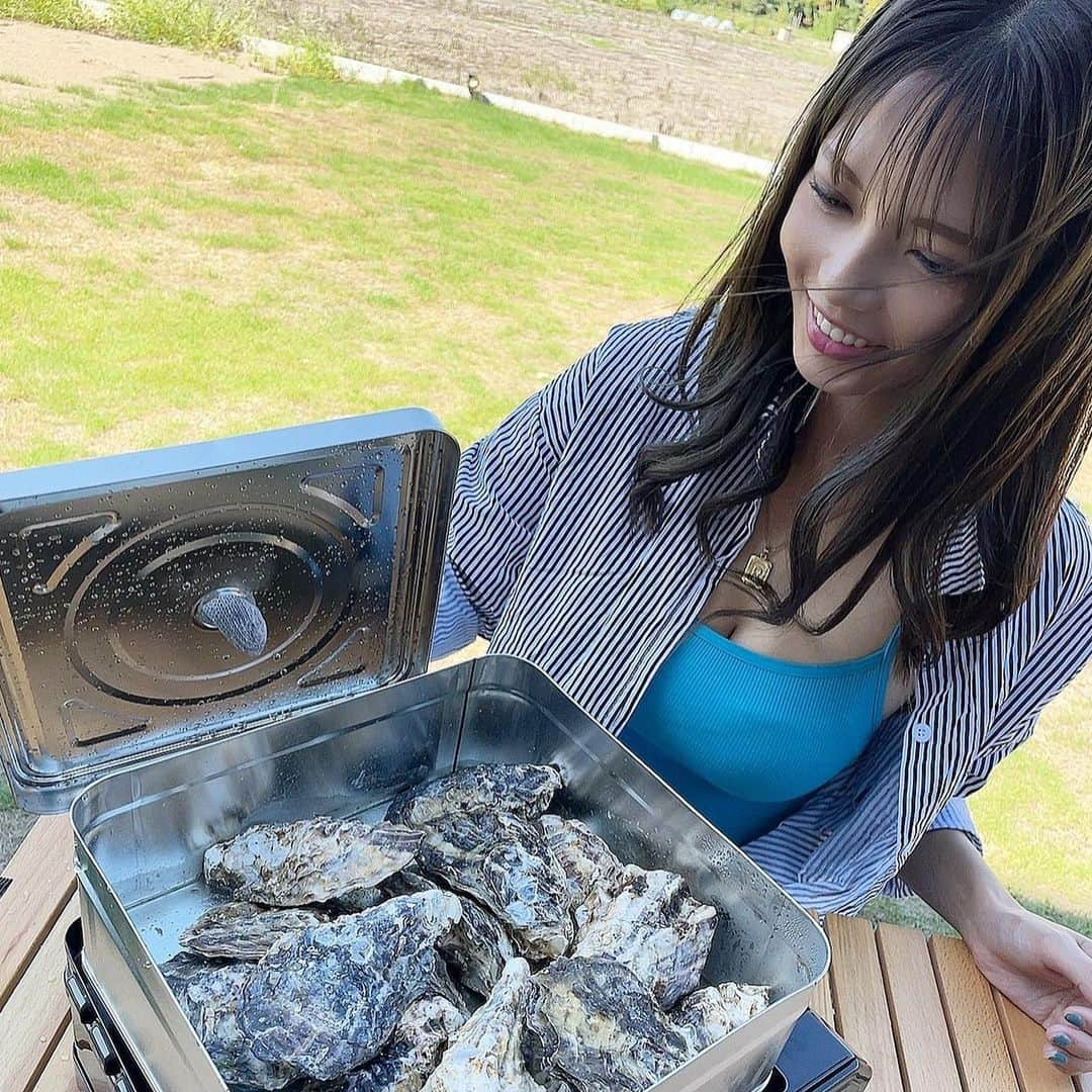 ちひろさんのインスタグラム写真 - (ちひろInstagram)「牡蠣🦪  実は人生初牡蠣🦪！  初めて食べたけどぷりぷりっとしてて柔らかくて美味しかった😋 ポン酢で食べたらあっさりで、牡蠣のうまさも味わえて🤤 みんなで牡蠣パした🎉🎉🎉  コンロで8分〜温めるだけでスグに食べれちゃうから早いっ楽チン！  軍手と牡蠣をひらくナイフ？も付いてくるからそのまま冷凍庫で食べたい時に食べれるからすごくいい😌  是非みんなもお家で牡蠣堪能して✨  @sea_foodjunky 🦪   #牡蠣  #カンカン焼き  #シーフードジャンキー  #牡蠣パーティ  #食レポ  #とろとろ  #ぷりぷり  #初牡蠣  #おいしい  #グルメ」9月24日 18時59分 - chihiro_grm