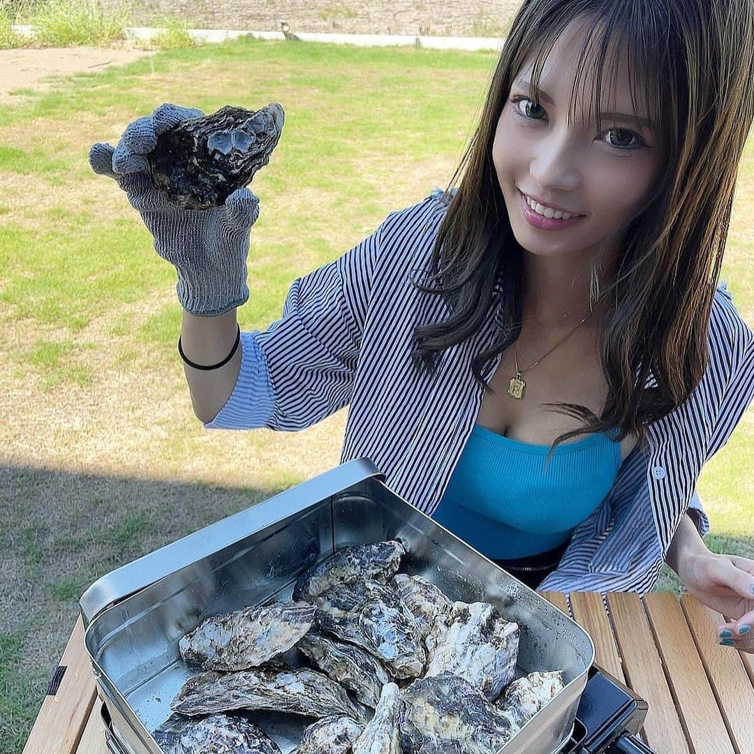 ちひろさんのインスタグラム写真 - (ちひろInstagram)「牡蠣🦪  実は人生初牡蠣🦪！  初めて食べたけどぷりぷりっとしてて柔らかくて美味しかった😋 ポン酢で食べたらあっさりで、牡蠣のうまさも味わえて🤤 みんなで牡蠣パした🎉🎉🎉  コンロで8分〜温めるだけでスグに食べれちゃうから早いっ楽チン！  軍手と牡蠣をひらくナイフ？も付いてくるからそのまま冷凍庫で食べたい時に食べれるからすごくいい😌  是非みんなもお家で牡蠣堪能して✨  @sea_foodjunky 🦪   #牡蠣  #カンカン焼き  #シーフードジャンキー  #牡蠣パーティ  #食レポ  #とろとろ  #ぷりぷり  #初牡蠣  #おいしい  #グルメ」9月24日 18時59分 - chihiro_grm