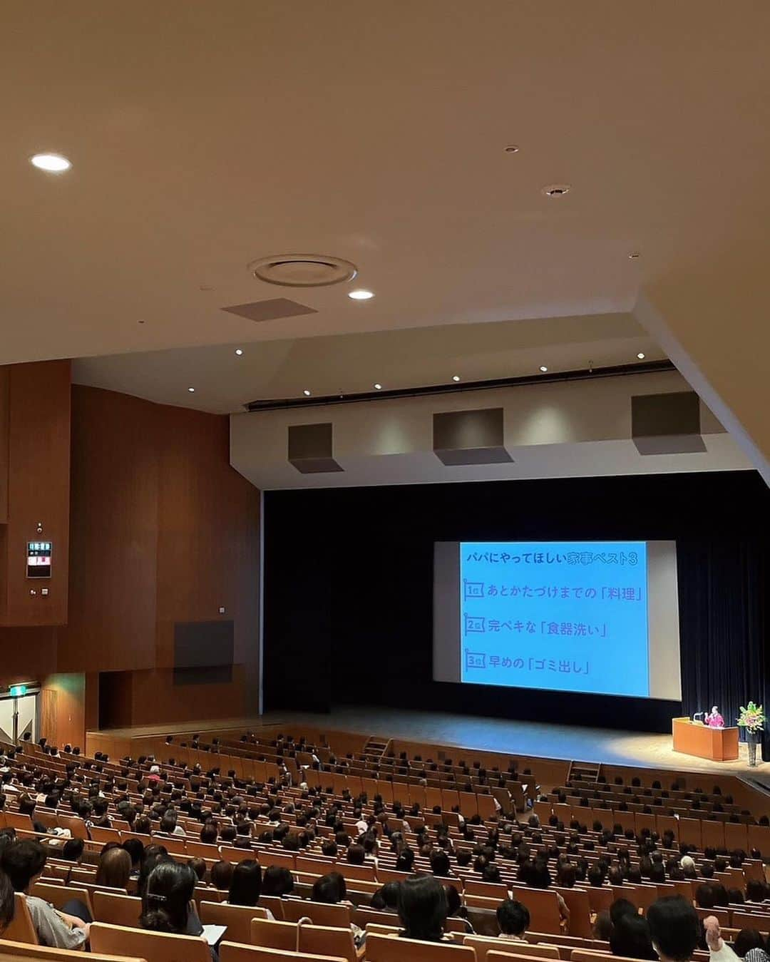 野々村友紀子さんのインスタグラム写真 - (野々村友紀子Instagram)「本日は宮崎県で講演会でした🏝️  700名以上のみなさまにお越しいただき、家事のシェアについてお話させていただきました。  家事の総量と【夫が知らない家事リスト】の説明には皆様に「うんうん」「そうそう」とたくさん頷いてもらって、最後のお悩みコーナーまで大いに盛り上がっていただき嬉しかったです。 ありがとうございました😊  宮崎は空港からリゾートな感じでとってもワクワクします。 しかも空港のごはんがいろいろ選べてどれも美味しいー❤️最高🌺  恒例の打ち上げ・地ビールショットは 【日向夏ビール】と【マンゴーハイボール】で乾杯🍻そして帰りの機内でも【日向夏ビール】✨  餃子にマンゴーゼリー、九州限定ポテチと、お土産もたくさん買いました♪  また家族で行きたいナッシー🎵」9月24日 18時59分 - nonomura_yukiko