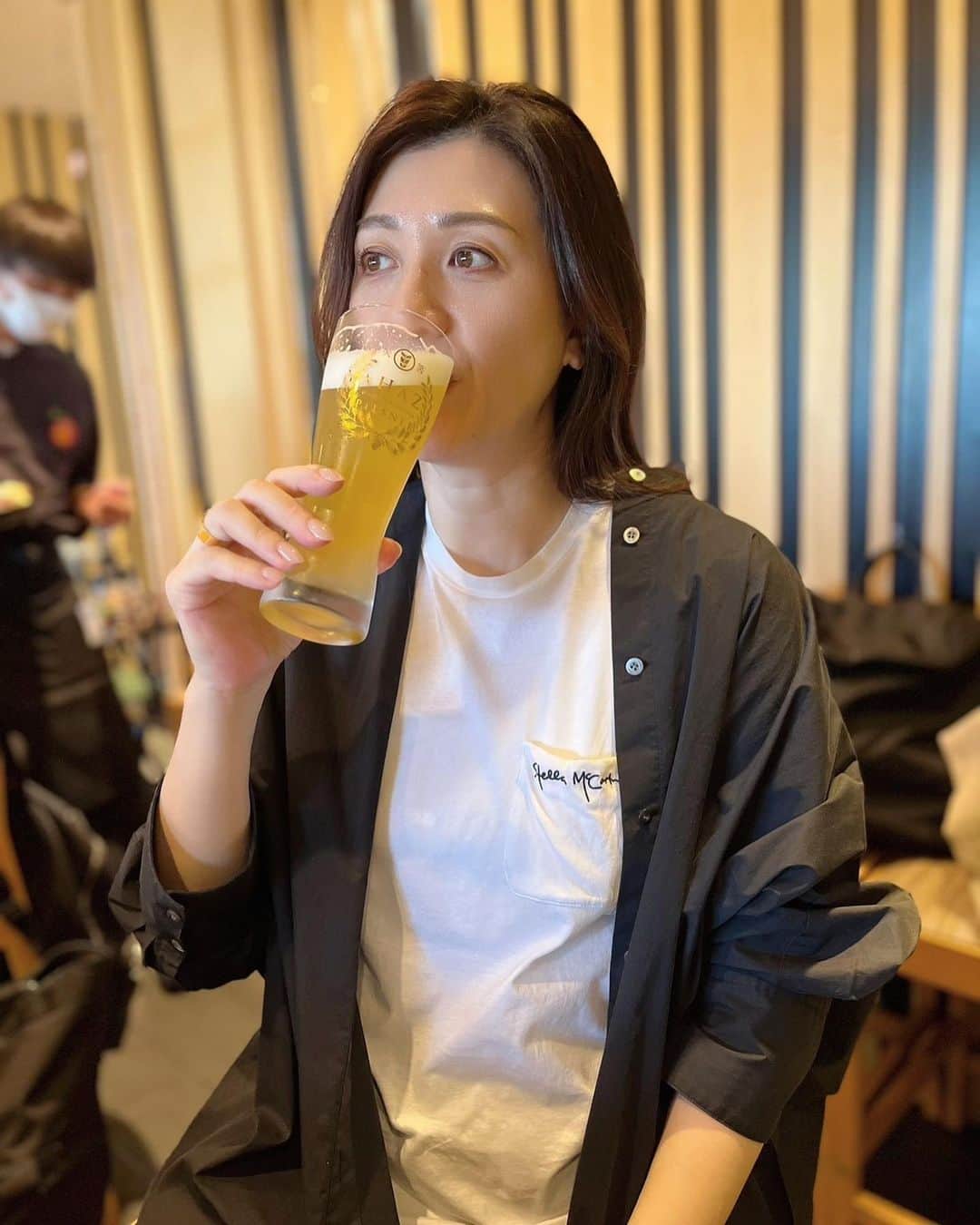 のインスタグラム：「本日は宮崎県で講演会でした🏝️  700名以上のみなさまにお越しいただき、家事のシェアについてお話させていただきました。  家事の総量と【夫が知らない家事リスト】の説明には皆様に「うんうん」「そうそう」とたくさん頷いてもらって、最後のお悩みコーナーまで大いに盛り上がっていただき嬉しかったです。 ありがとうございました😊  宮崎は空港からリゾートな感じでとってもワクワクします。 しかも空港のごはんがいろいろ選べてどれも美味しいー❤️最高🌺  恒例の打ち上げ・地ビールショットは 【日向夏ビール】と【マンゴーハイボール】で乾杯🍻そして帰りの機内でも【日向夏ビール】✨  餃子にマンゴーゼリー、九州限定ポテチと、お土産もたくさん買いました♪  また家族で行きたいナッシー🎵」