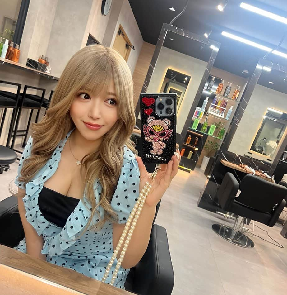 芹野莉奈のインスタグラム：「美容室は東京でも大阪でも 安定のLapis ✂️♡♡ 　 カラーもカットもエクステもトリートメントも 全部担当のたくみにおまかせしてます🫶🏻   @lapis_takumi  　 髪の毛の質問よくしてもらうんだけど ぜんぜん自分で把握してないのよね🥲💘笑   　   携帯カバーはオリジナルで作ってもらった😘 @decoshop_decopatch だよ🍄 　 キラキラのケースってやっぱり可愛いよね😌 　 　 　 #大阪 #大阪ミナミ #ミナミ #東心斎橋 #美容室 #大阪美容室 #大阪ラピス #大阪lapis #ラピス #lapis #ブリーチカラー #エクステ #キャビアトリートメント #ハイトーンカラー #iphoneケース #携帯カバー #iphoneカバー #デコスマホケース #デコiphone #ラインストーン #ラインストーンデコ #オリジナルケース #デコショップ #decoshop」