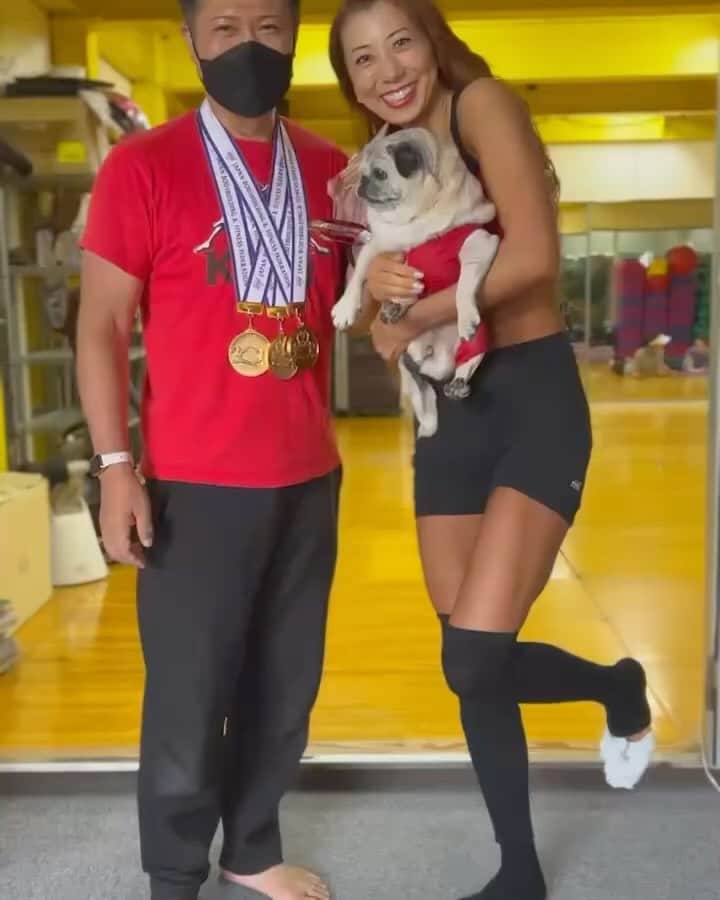 のインスタグラム：「柏木先生と、プー太と、私✨  9年前、柏木先生やエクサイズに出会わなかったら、今の私はありません。  私は30歳過ぎてから、エクサイズでビキニフィットネスを始めました。 もともとダイエット目的で始めた競技でした。 右も左もわからず踏み出したビキニフィットネス挑戦への第一歩が、まさか世界一への道につながっているとは思ってもみませんでした。  何歳になっても自分次第で「自分と未来は、変えられる」ことをビキニフィットネスが柏木先生が、私に教えてくれました。  それと同時に「いつかは」という夢が叶うことも教えてくれました。  いつもありがとうございます😭  @xyzts2001  #ビキニフィットネス  #ダイエット」