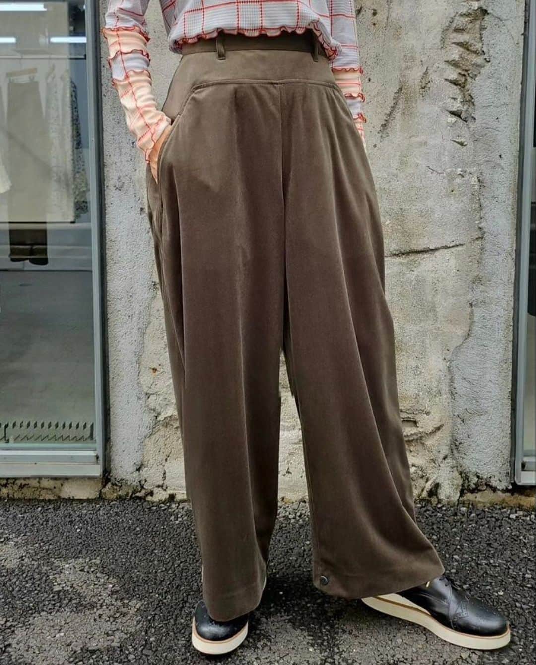 ミントデザインズのインスタグラム：「. -OVAL PANTS-  マットで重厚感のある光沢のベロアパンツ。 ウエストの切り替えから繋がるポケットのデザインが効いていて、裏付きの心地よい履き心地です。 裾のタブをボタンで留めると丸みのあるドレープが生まれ、ワイドでストレートなシルエットから印象を変えることができます。  #mintdesigns #ミントデザインズ #2023aw」