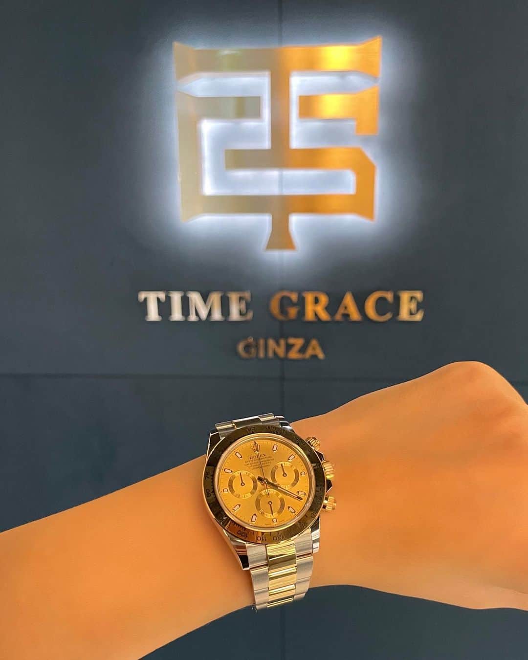 橘ひろなさんのインスタグラム写真 - (橘ひろなInstagram)「先日銀座にある　@_timegrace_ へ。  高級感溢れる店内で 沢山の高級時計に圧倒されました。  色々な時計をつけさせて頂き撮影。  つけてる時はなんだか自信が持てる、 そんな力があります。  いつか似合う女性になりたいな〜！  #timegrace_pr #腕時計　#ロレックス #ブルガリ　#rolex #bvlgari」9月24日 19時01分 - hirona0523