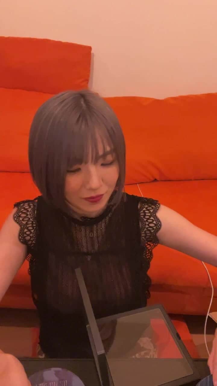 黒木渚のインスタグラム：「アルバム制作の内職中継。  しょーもない話しながら梱包してます。作業用とか寝落ち用には良いかもしれない。笑」