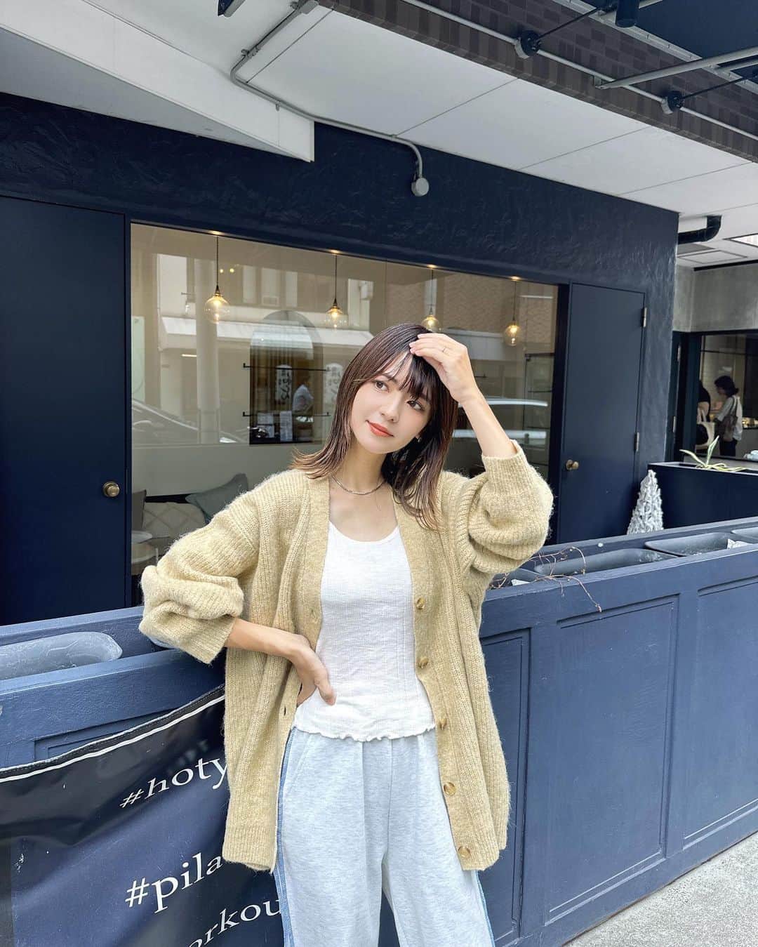 marikoのインスタグラム：「＊ . @ungrid_official のルーズカーディガン♡ イエローでもくすみカラーだから秋っぽくて可愛い⸜❤︎⸝  . ＊ #ootd#outfit#mari_code#fashion#ungrid」