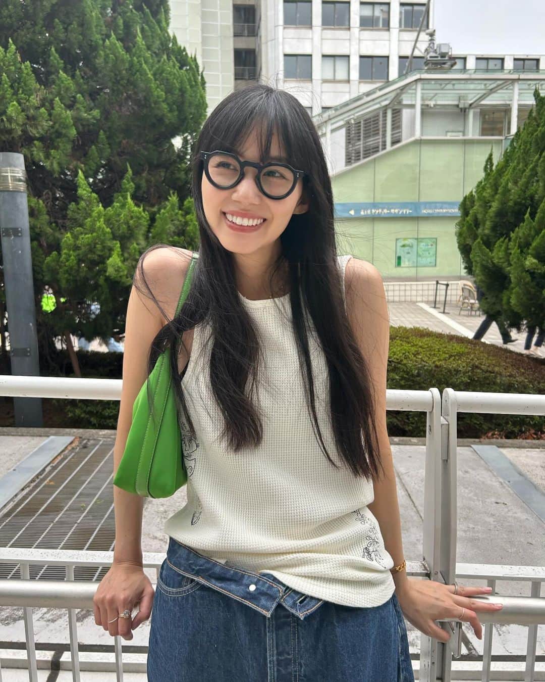 Shiho Sasakiのインスタグラム：「メッセージ頂いてた、 ヘビロテeyewearはこちらです👓  @lescalunetier PICAのBLACK。 小物に迷ったら大体これ付けてる気がする！  #lesca  #めがね」